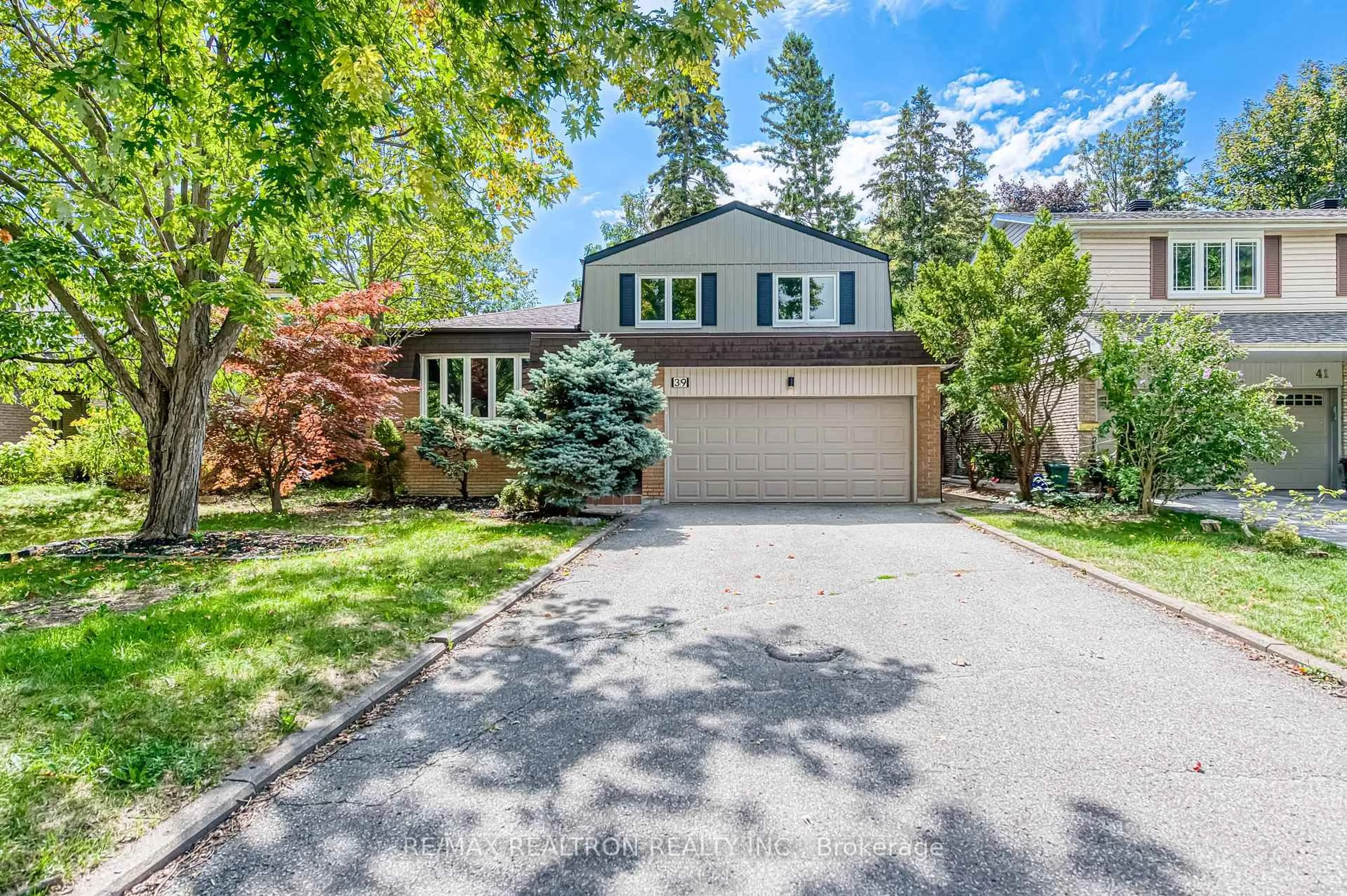 Home with vinyl exterior material, street for 39 Ferrah St, Markham Ontario L3R 1N6