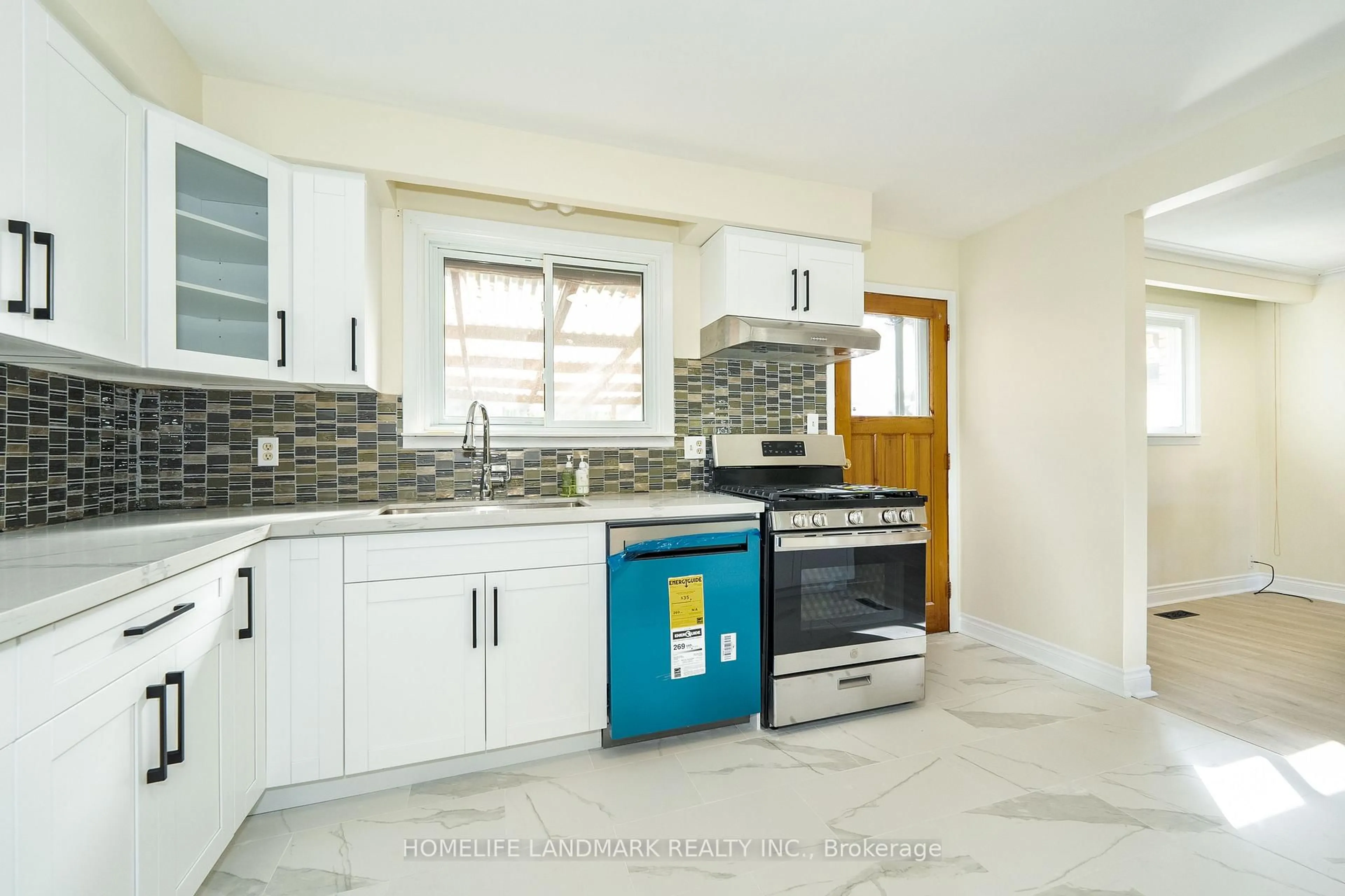 Standard kitchen, ceramic/tile floor for 92 Lewis Dr, Newmarket Ontario L3Y 1R7