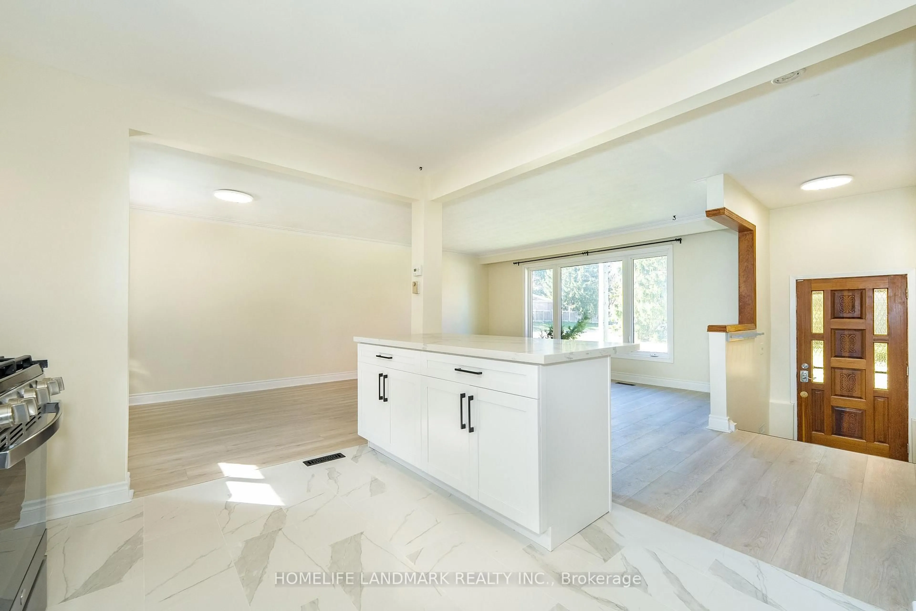 Open concept kitchen, unknown for 92 Lewis Dr, Newmarket Ontario L3Y 1R7