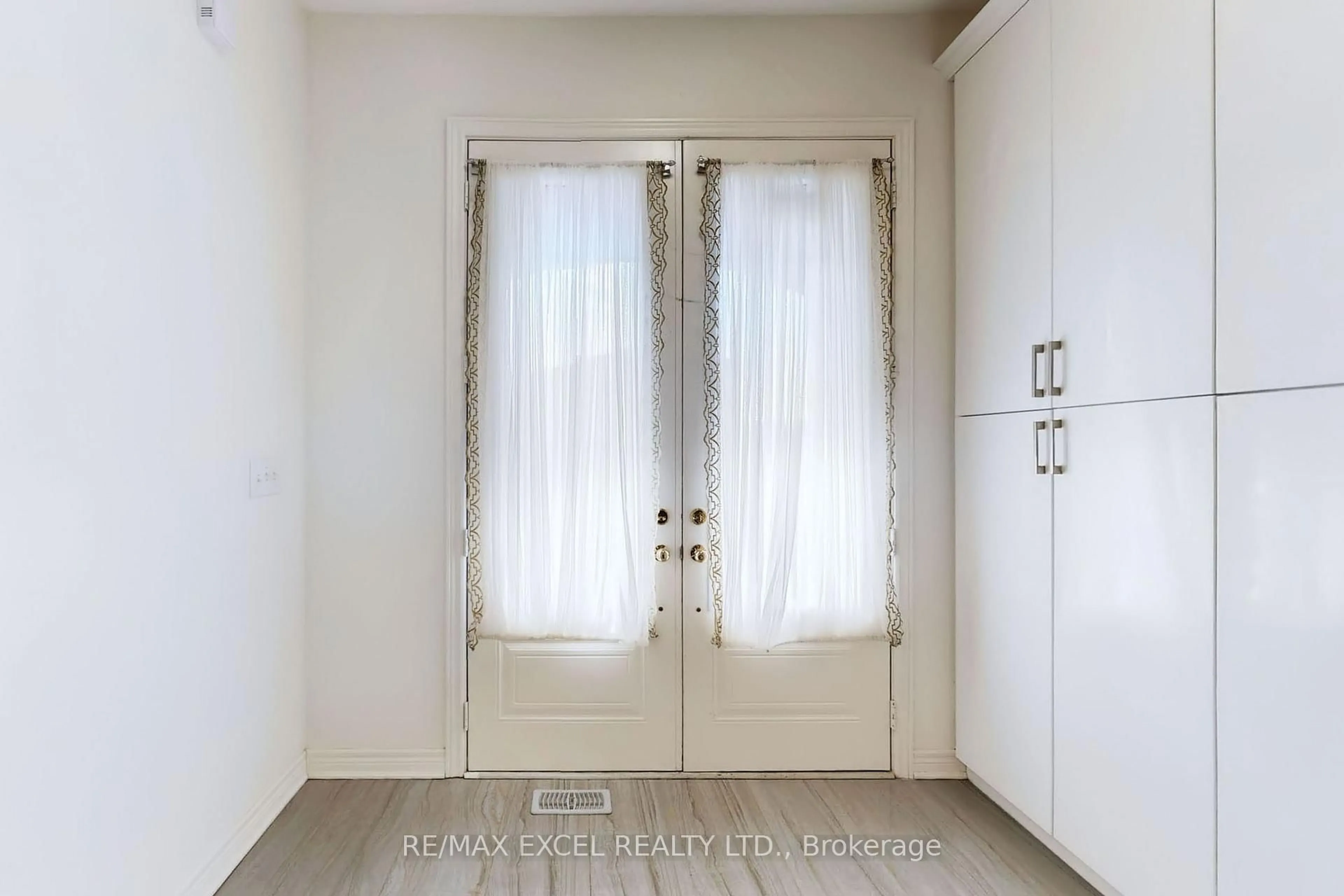 Indoor entryway for 6 Kavanagh Ave, East Gwillimbury Ontario L0G 1V0