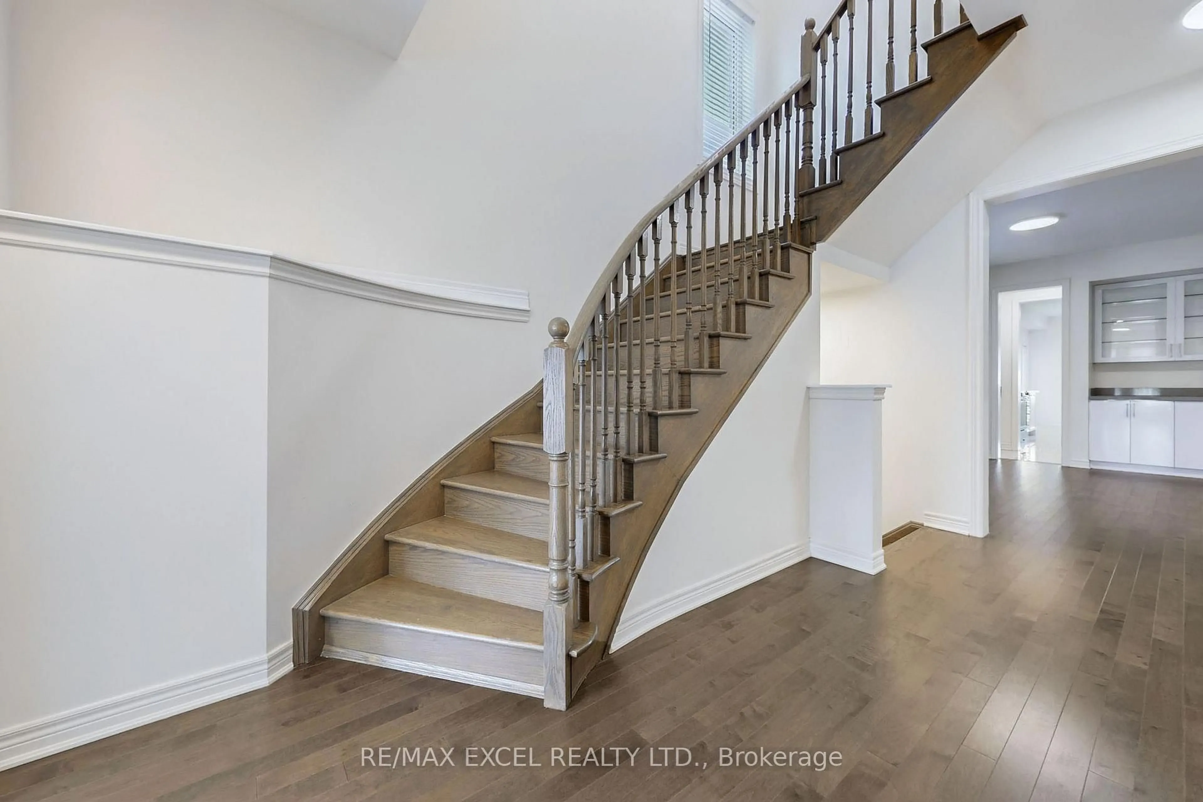 Stairs for 6 Kavanagh Ave, East Gwillimbury Ontario L0G 1V0