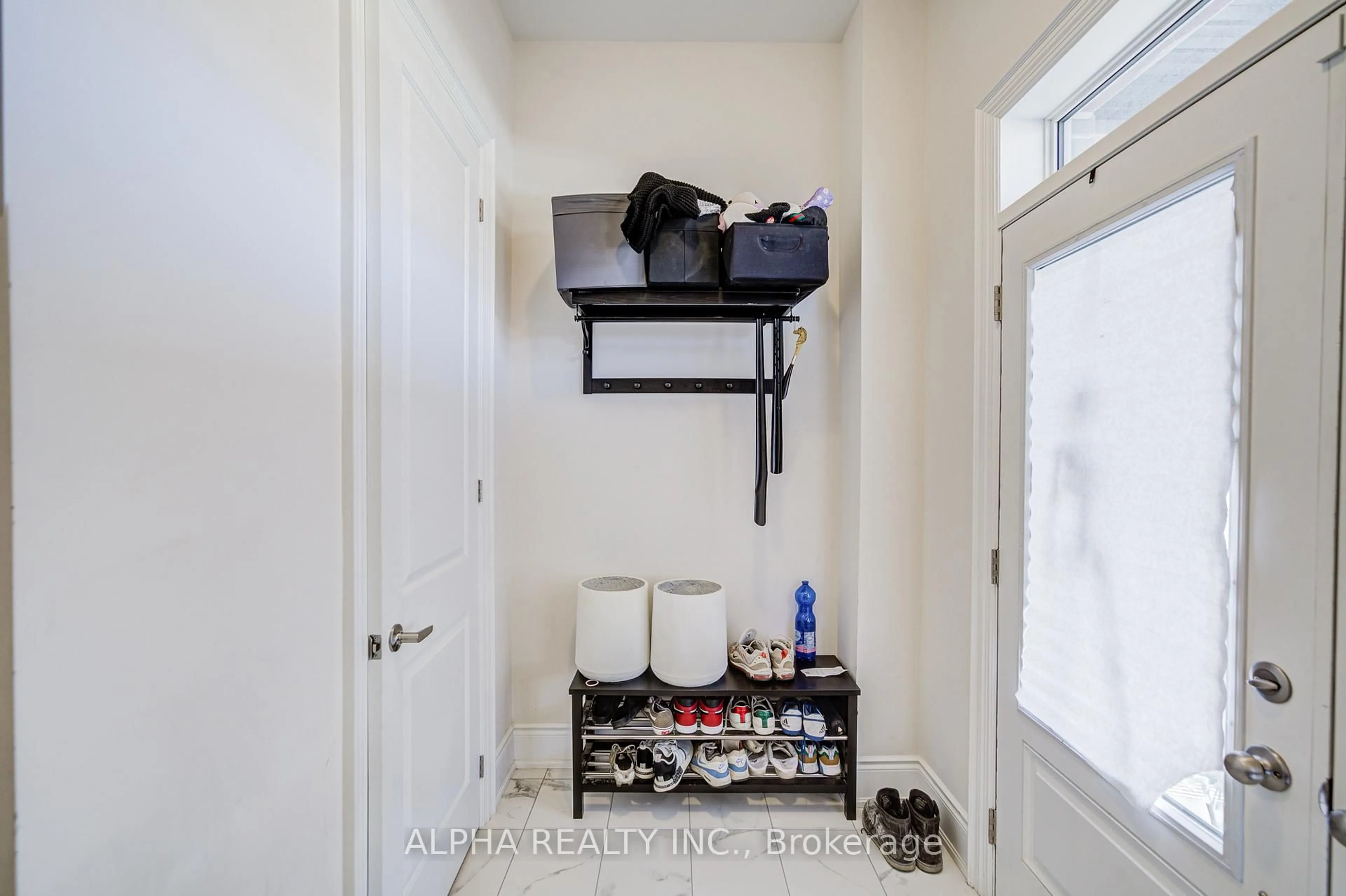 Indoor entryway for 45 Kentledge Ave, East Gwillimbury Ontario L9N 0W3