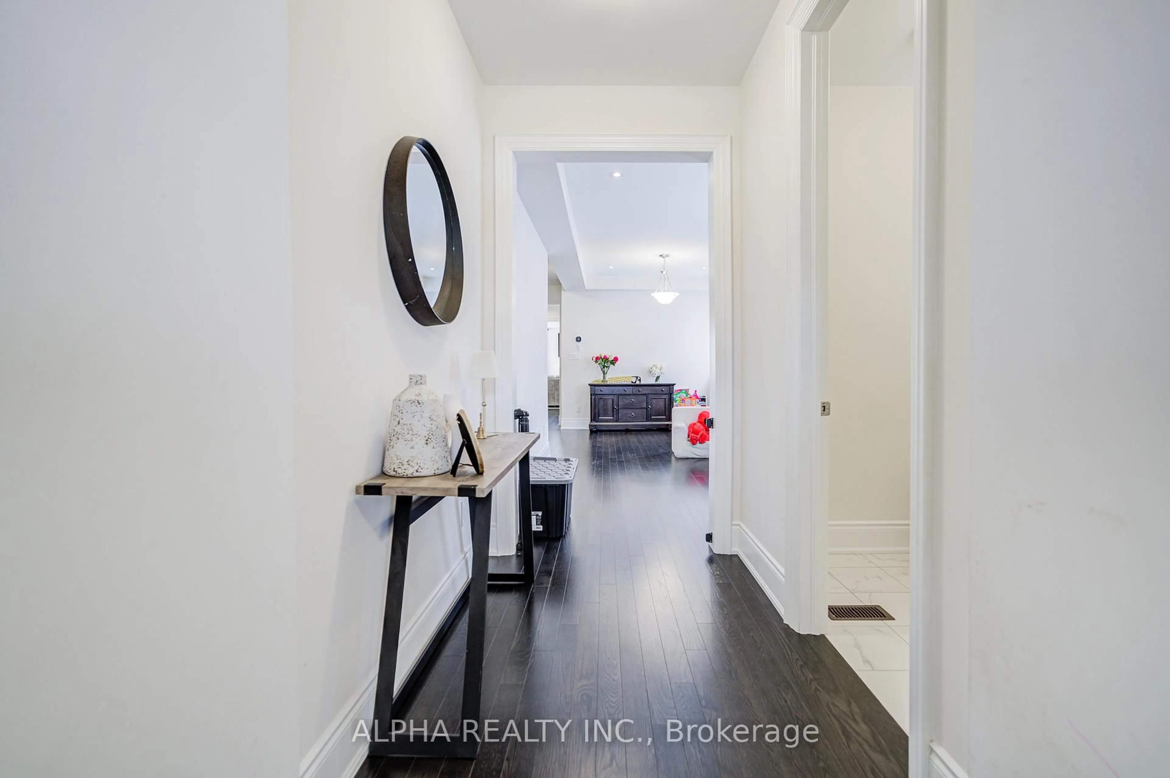 Indoor entryway for 45 Kentledge Ave, East Gwillimbury Ontario L9N 0W3