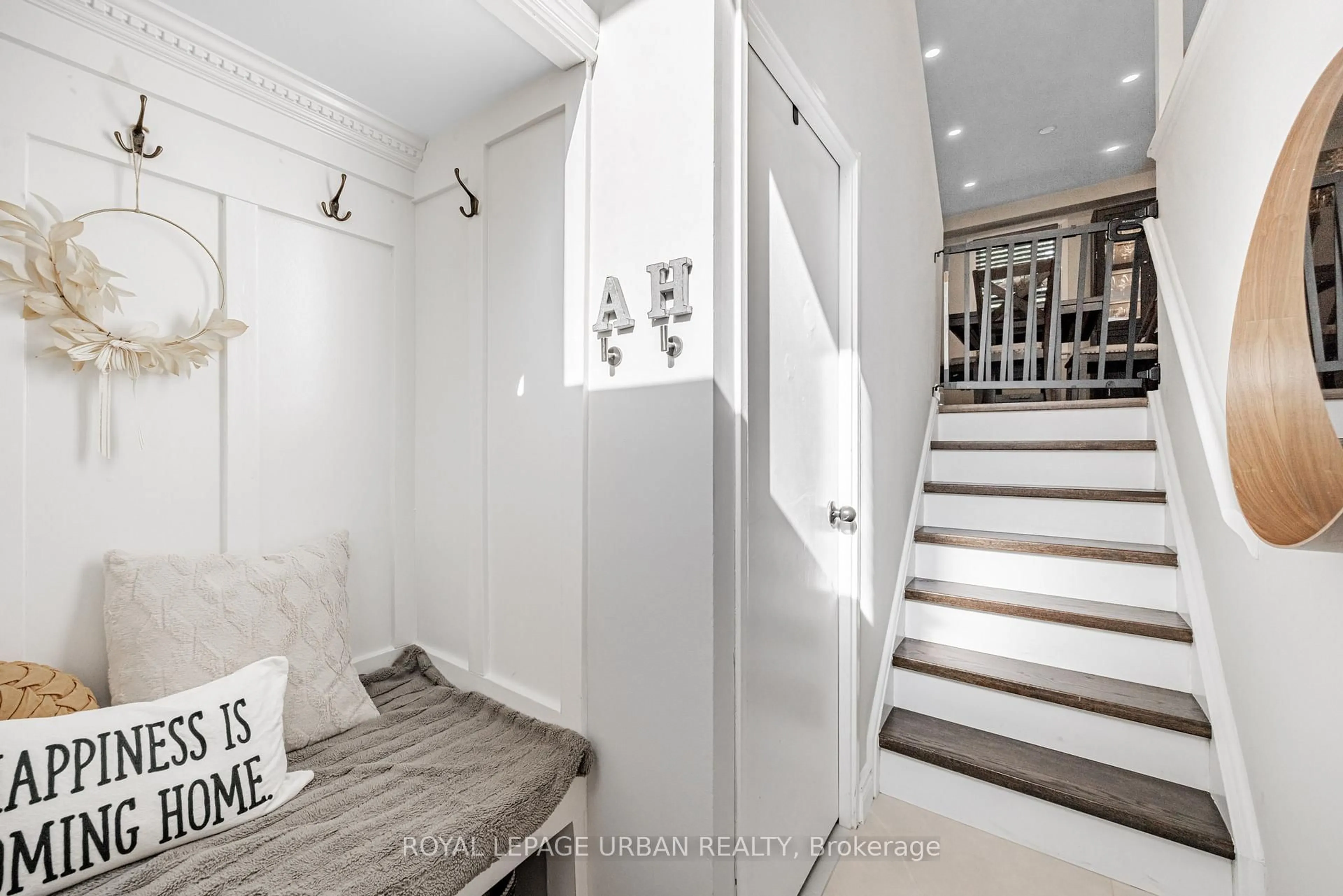 Indoor entryway for 1684 John St, Markham Ontario L3T 1Z1