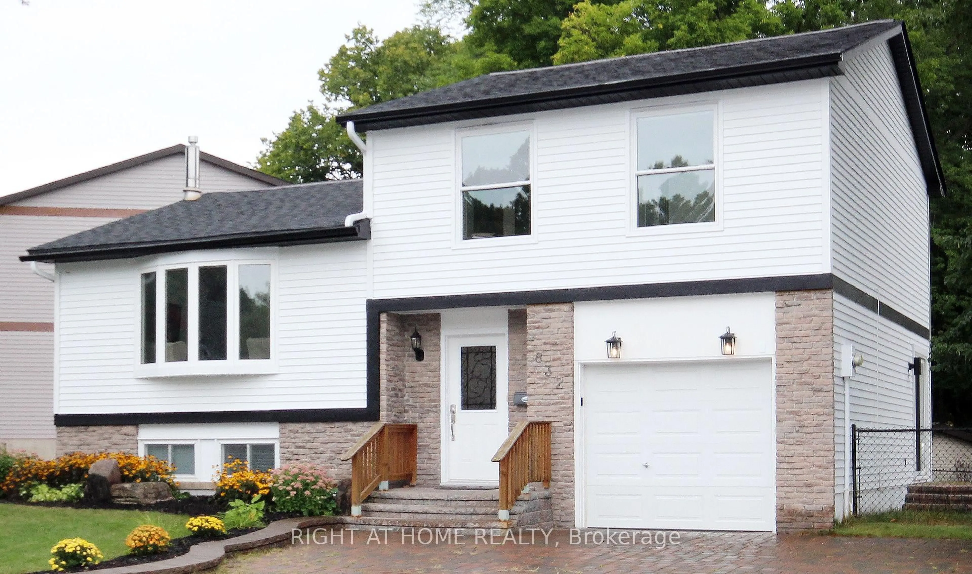 Home with brick exterior material, street for 832 Boronia Cres, Newmarket Ontario L3Y 5J9
