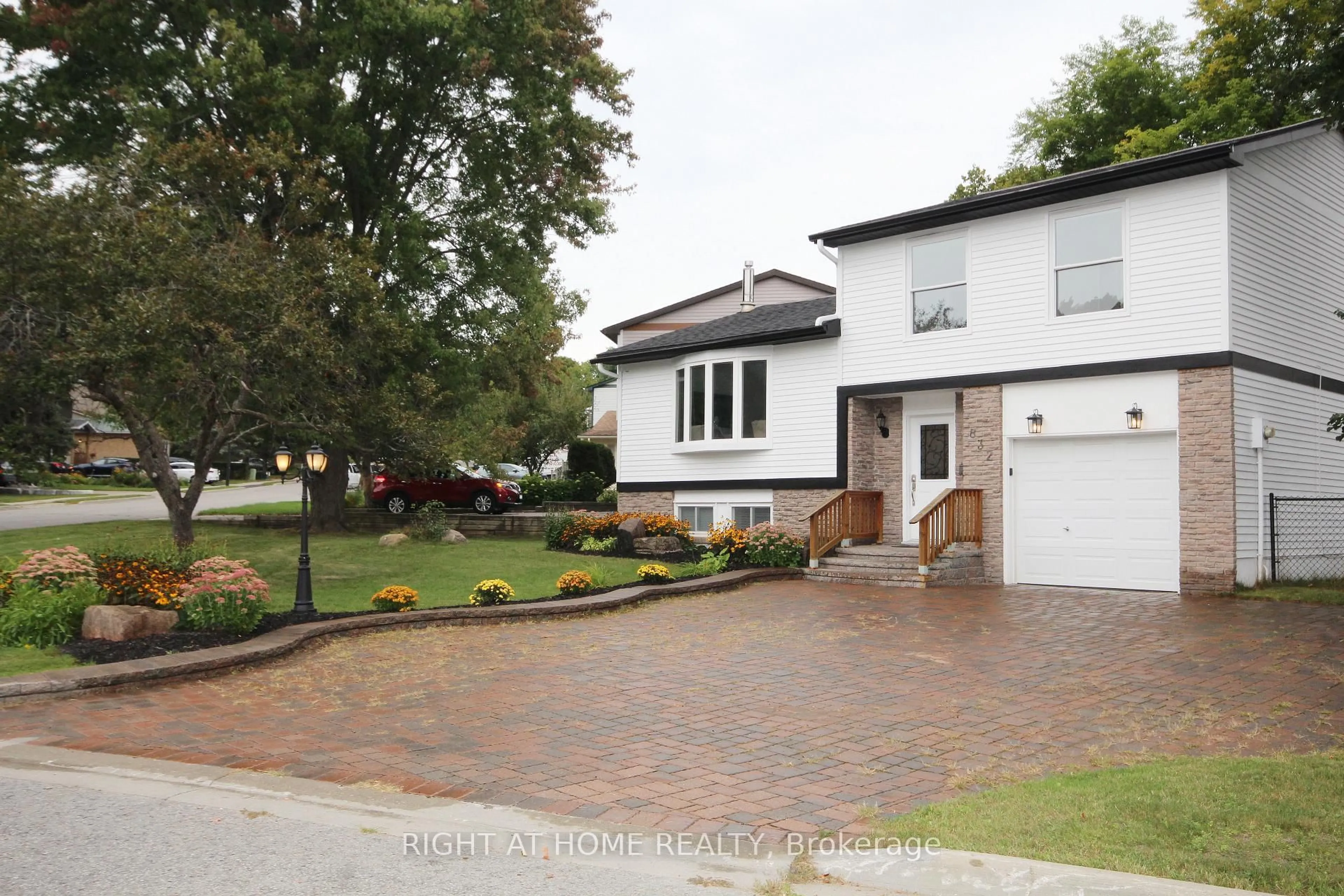 Home with brick exterior material, street for 832 Boronia Cres, Newmarket Ontario L3Y 5J9
