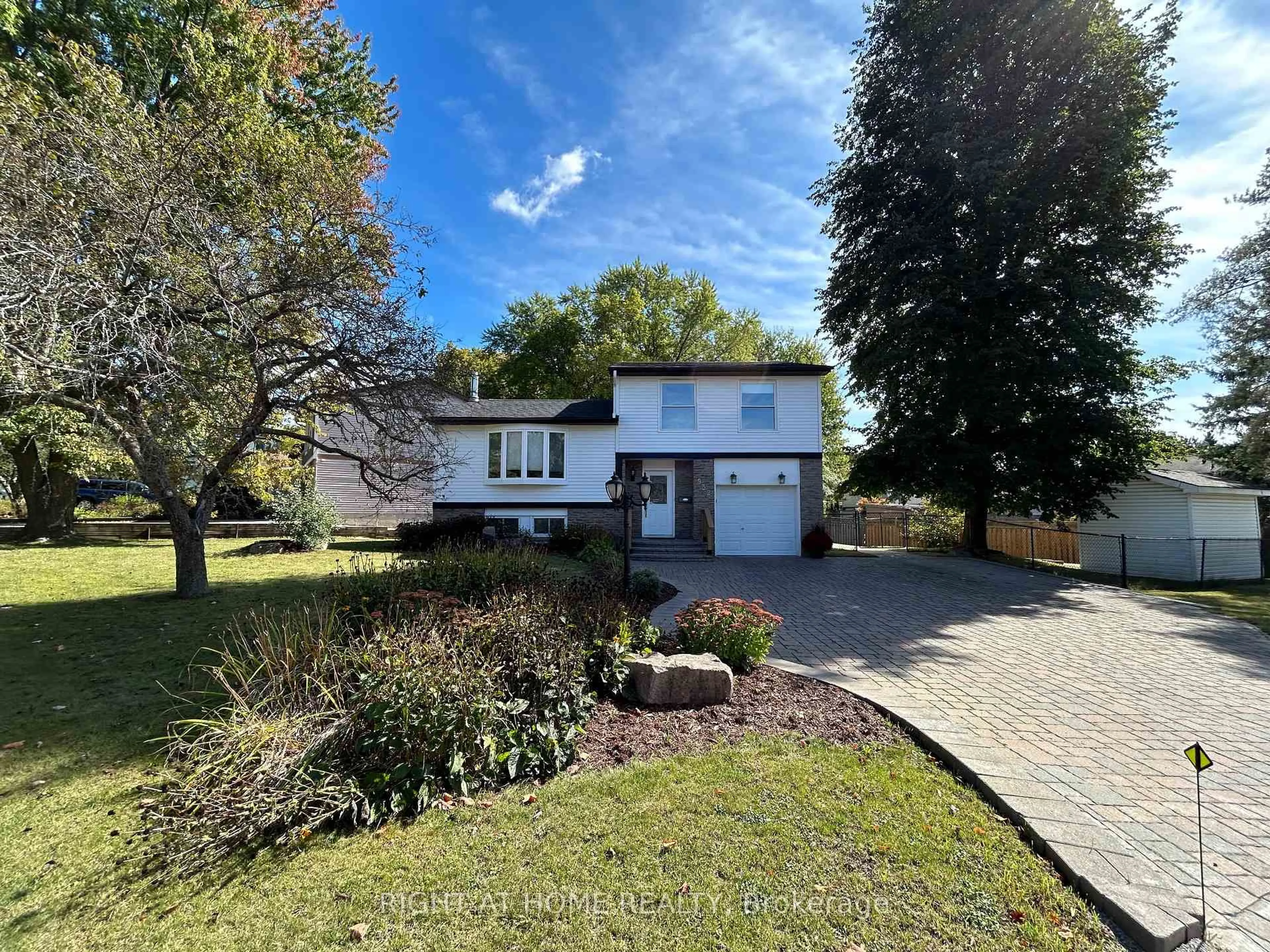 A pic from outside/outdoor area/front of a property/back of a property/a pic from drone, street for 832 Boronia Cres, Newmarket Ontario L3Y 5J9