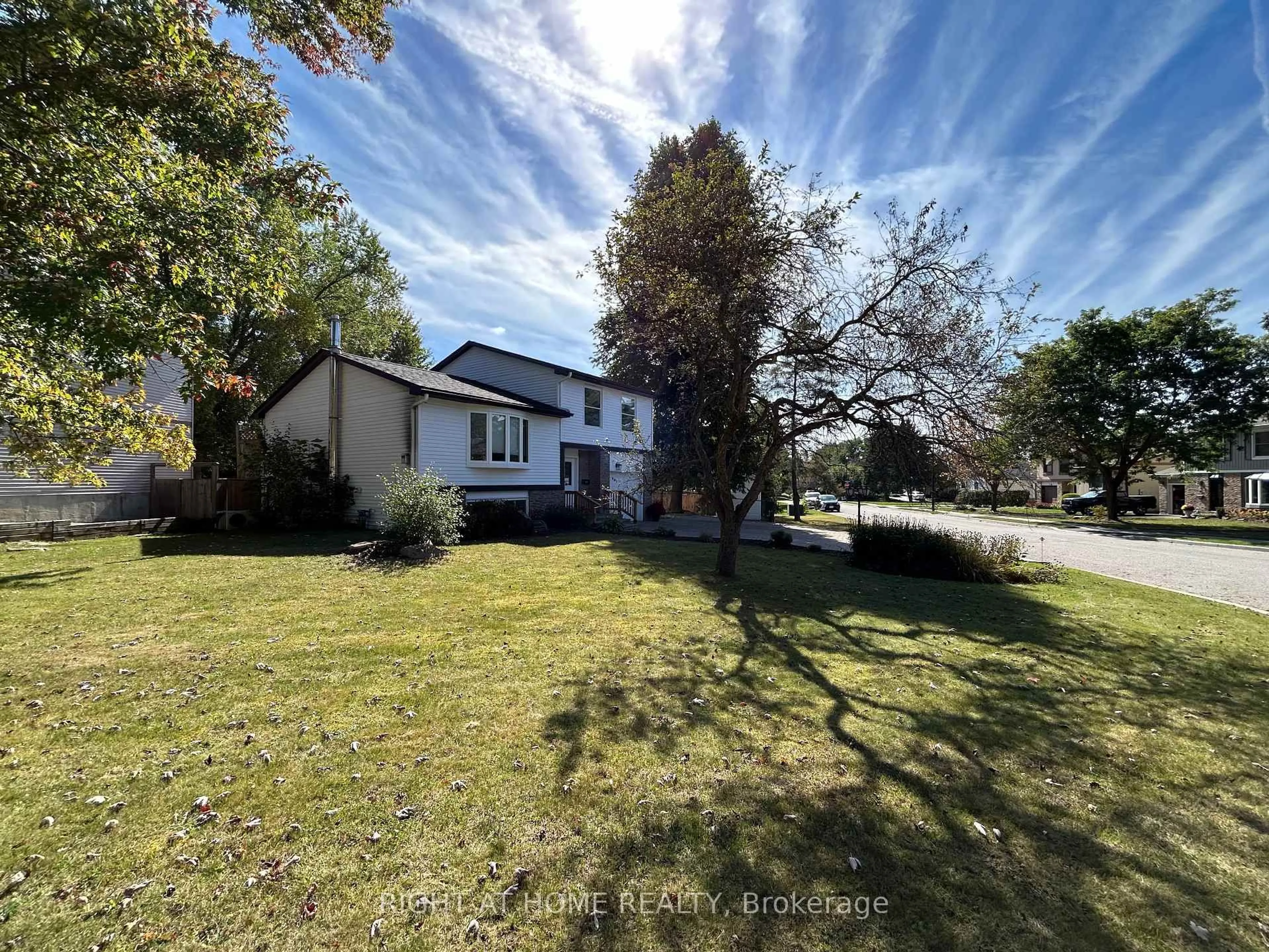 A pic from outside/outdoor area/front of a property/back of a property/a pic from drone, street for 832 Boronia Cres, Newmarket Ontario L3Y 5J9
