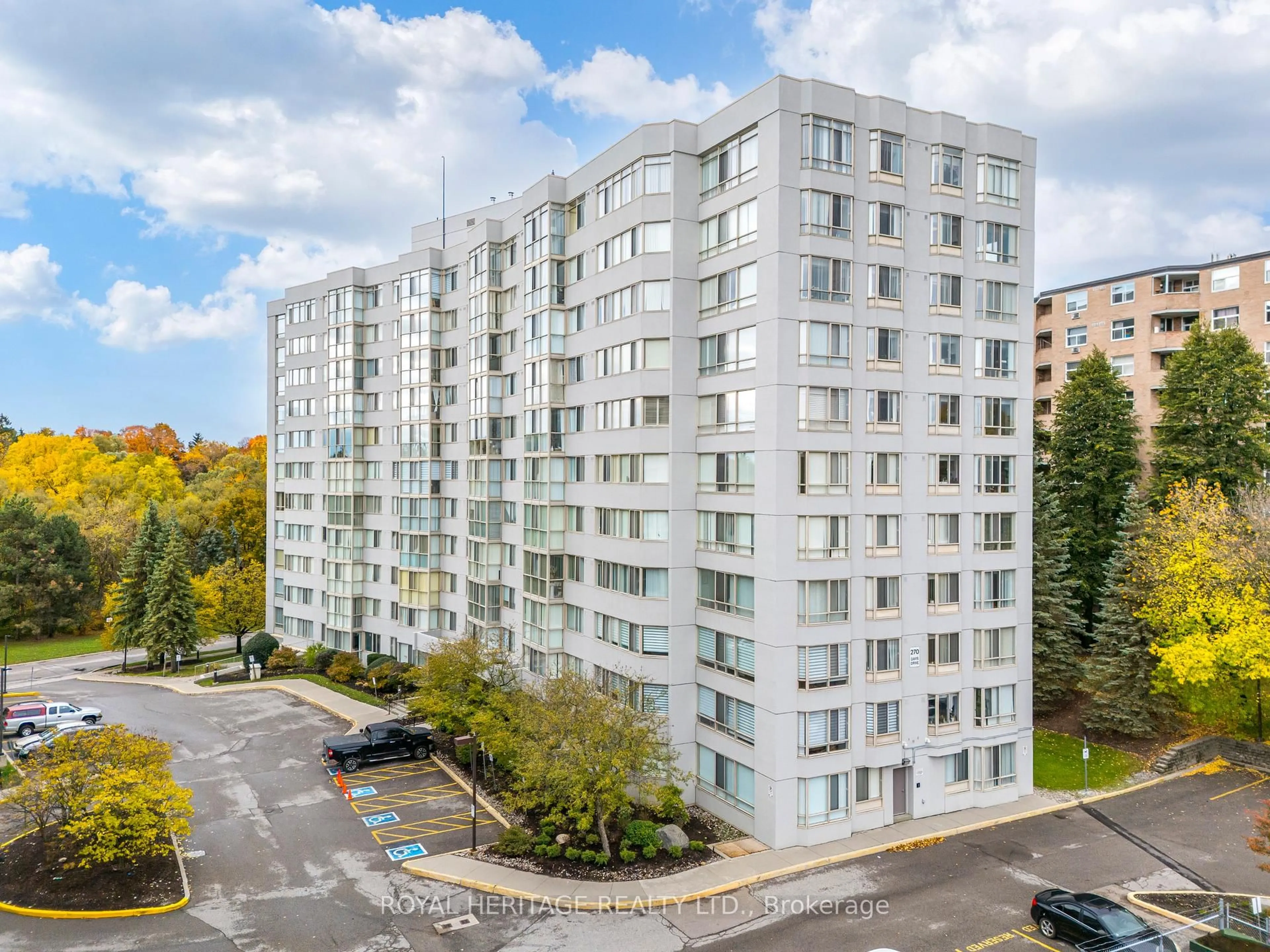 A pic from outside/outdoor area/front of a property/back of a property/a pic from drone, city buildings view from balcony for 270 Davis Dr #809, Newmarket Ontario L3Y 8K2