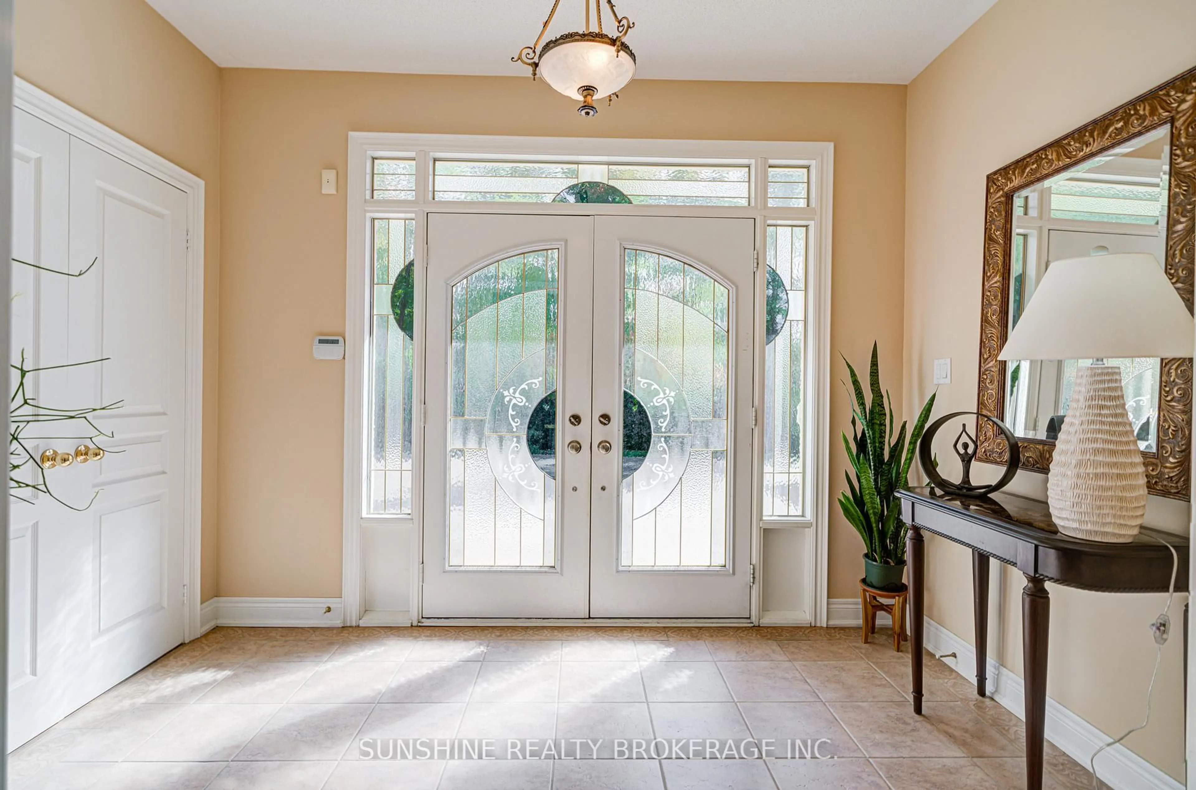 Indoor entryway for 19 Aspen Leaf Crt, Aurora Ontario L4G 7T3