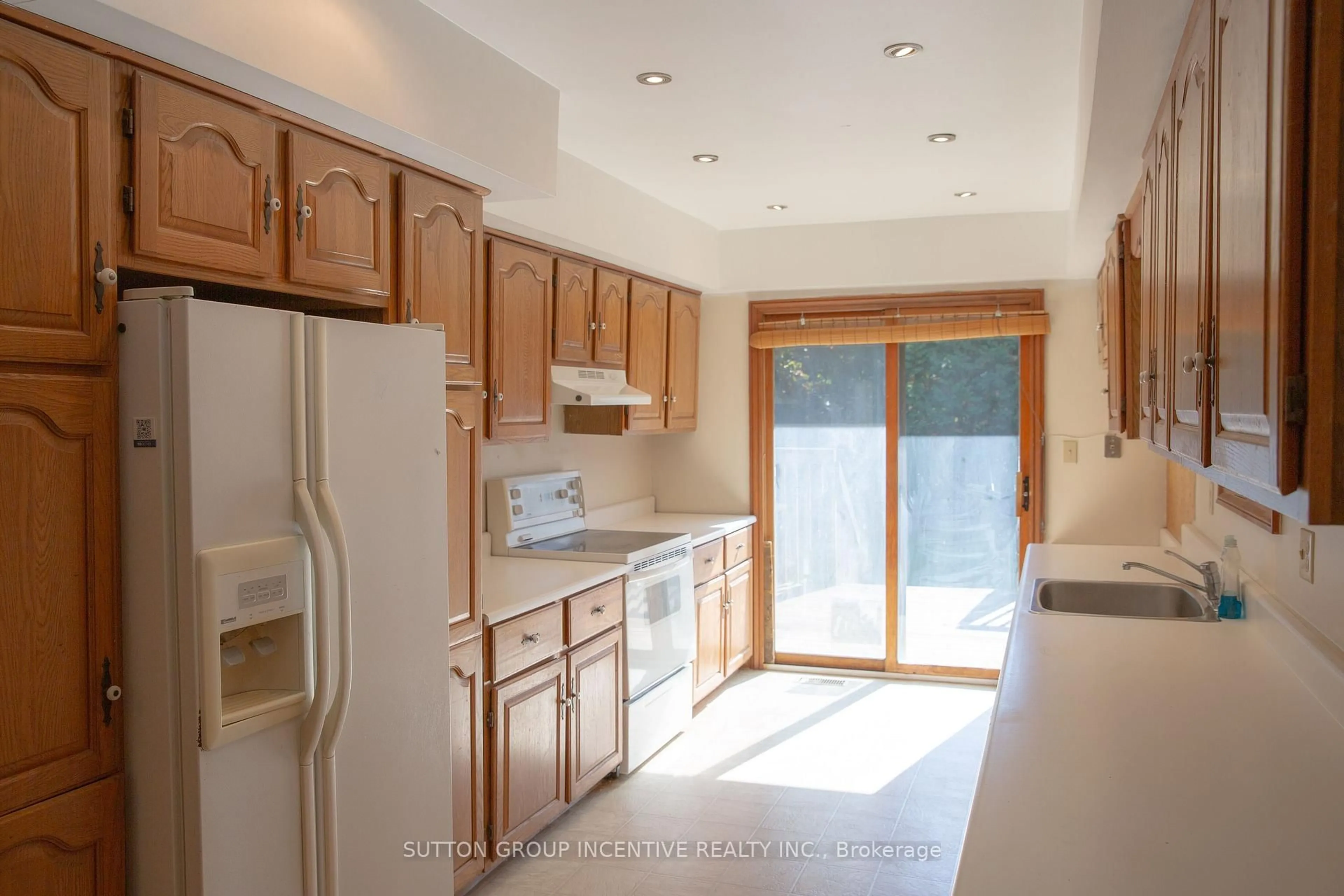 Standard kitchen, ceramic/tile floor for 19 Kennedy St, Aurora Ontario L4G 1B9