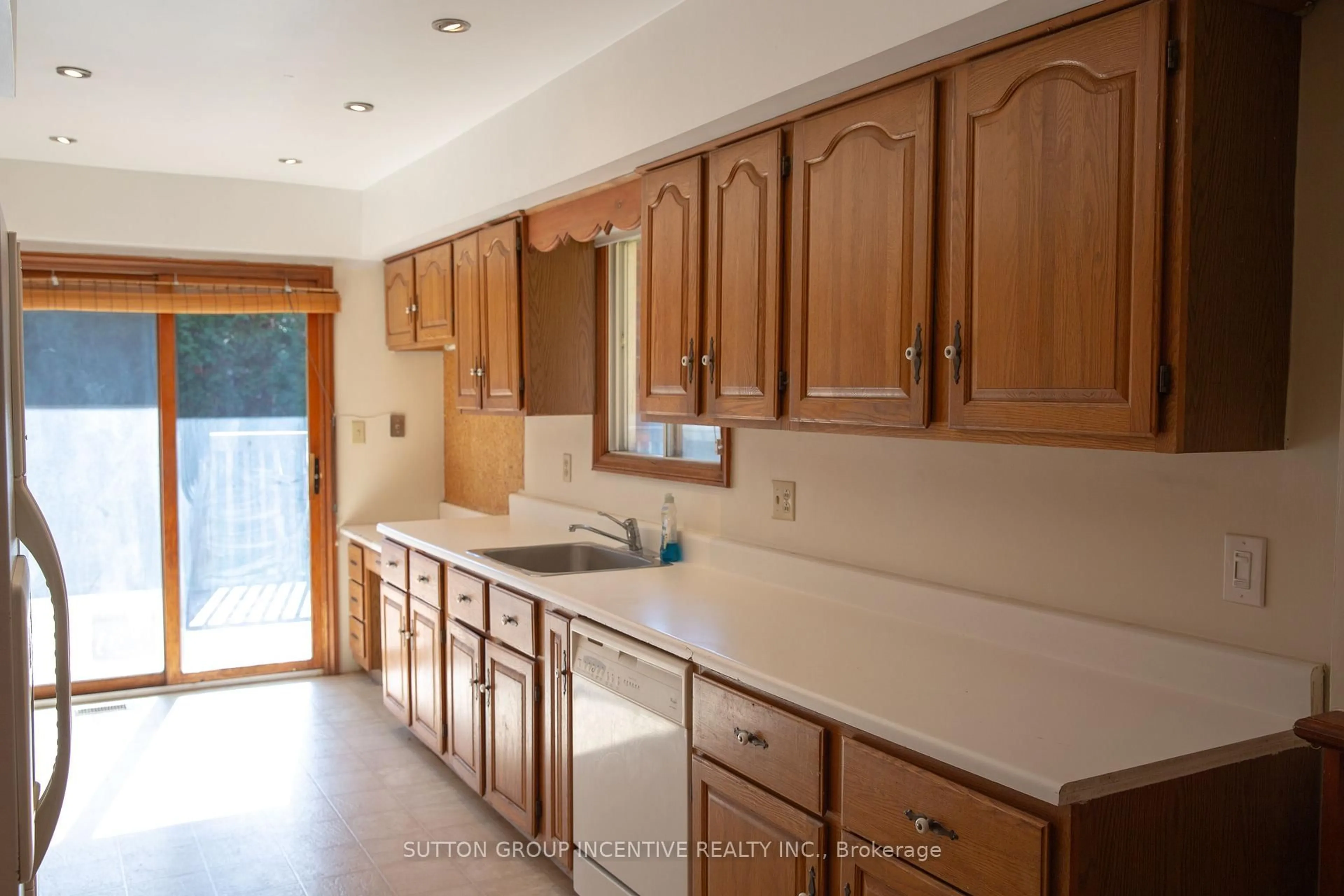 Standard kitchen, unknown for 19 Kennedy St, Aurora Ontario L4G 1B9