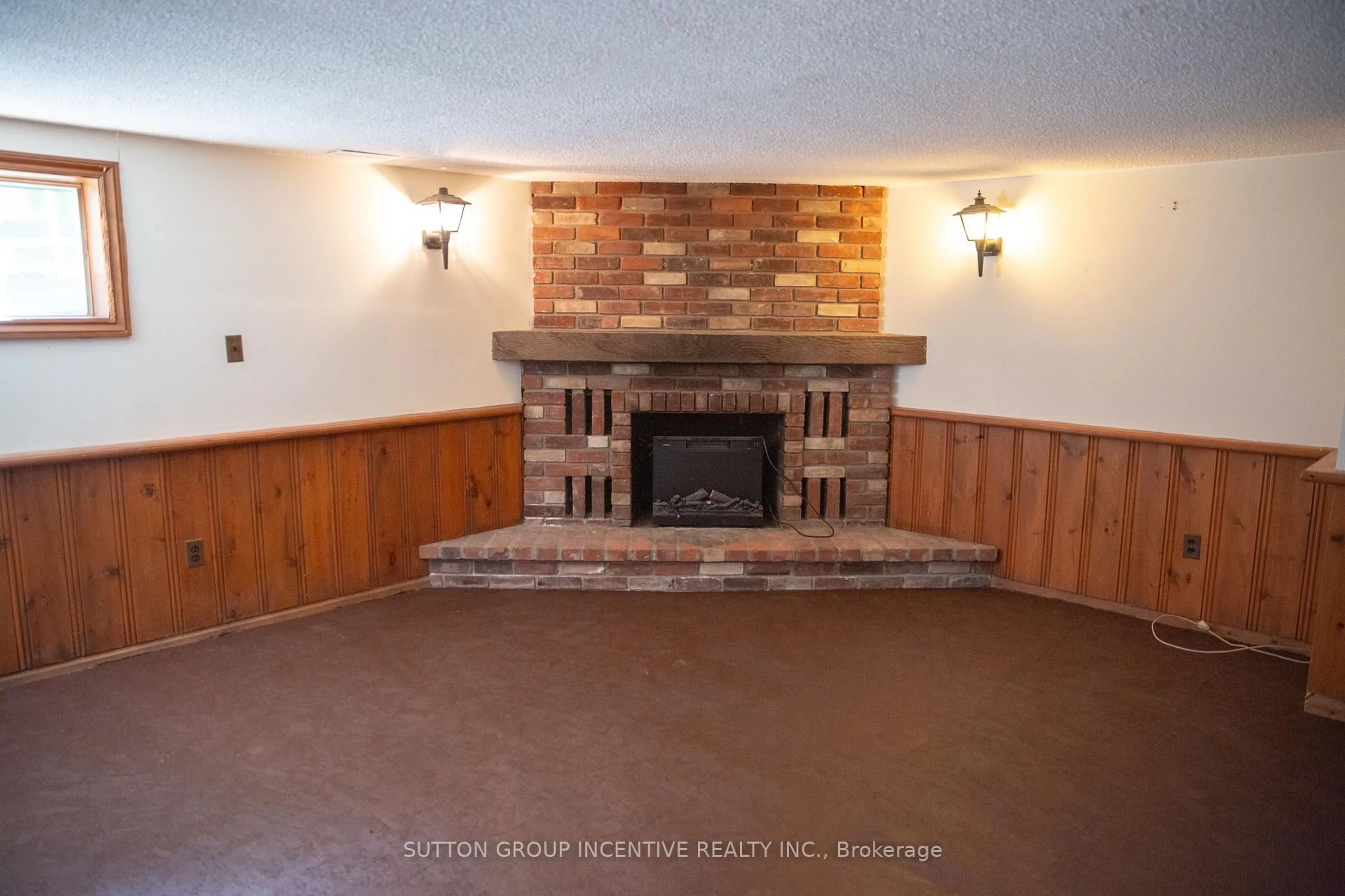 Unknown for 19 Kennedy St, Aurora Ontario L4G 1B9
