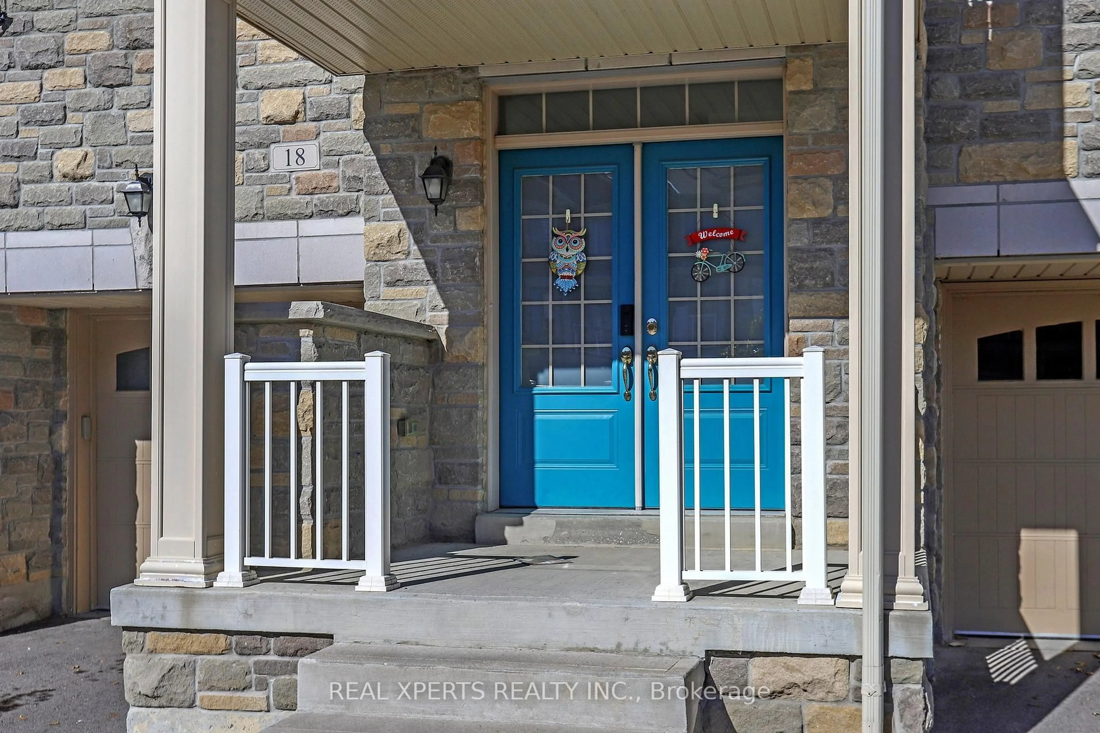 Indoor entryway for 18 Farooq Blvd, Vaughan Ontario L4H 4P3