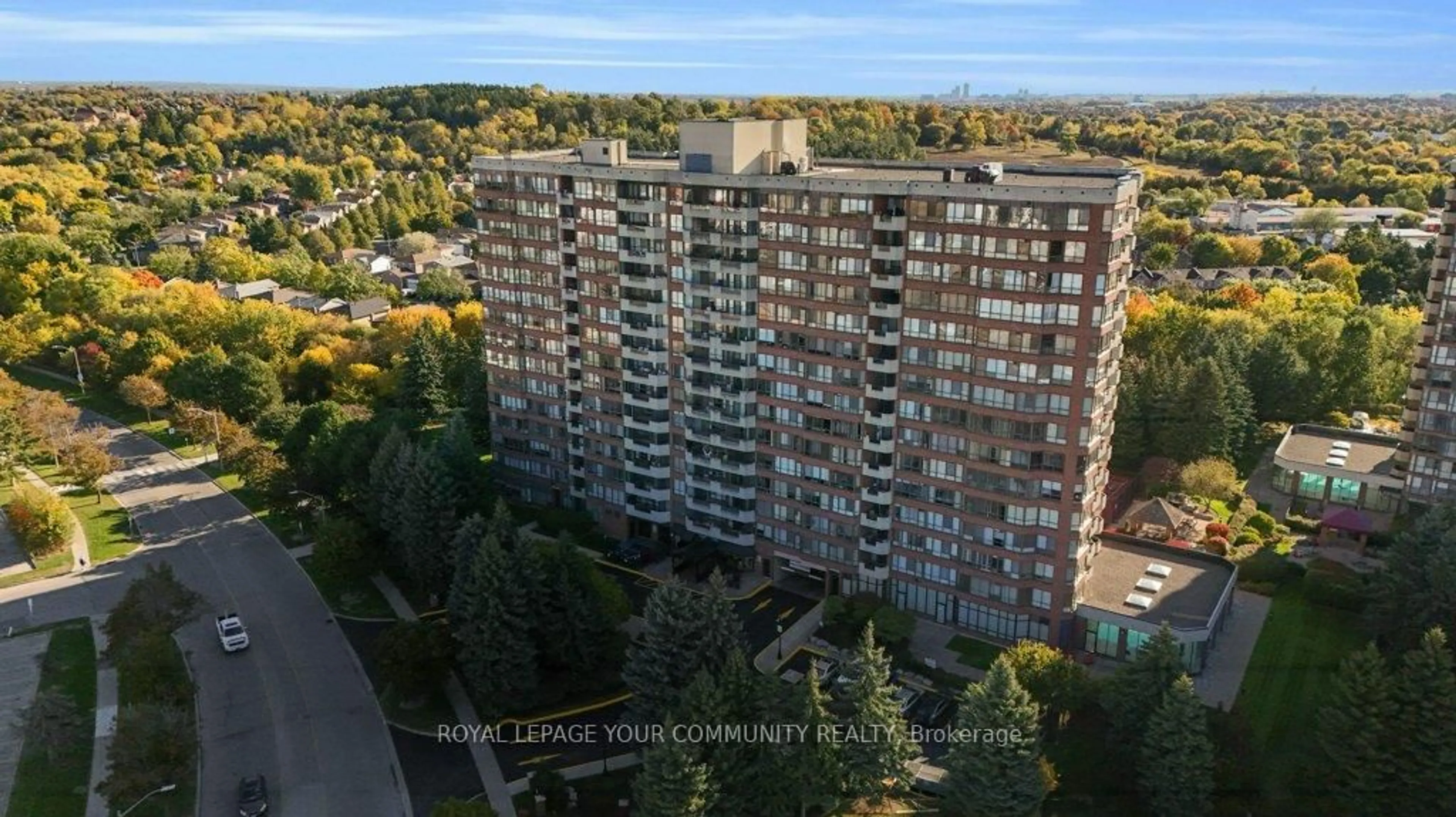 A pic from outside/outdoor area/front of a property/back of a property/a pic from drone, city buildings view from balcony for 33 Weldrick Rd #1407, Richmond Hill Ontario L4C 8W4