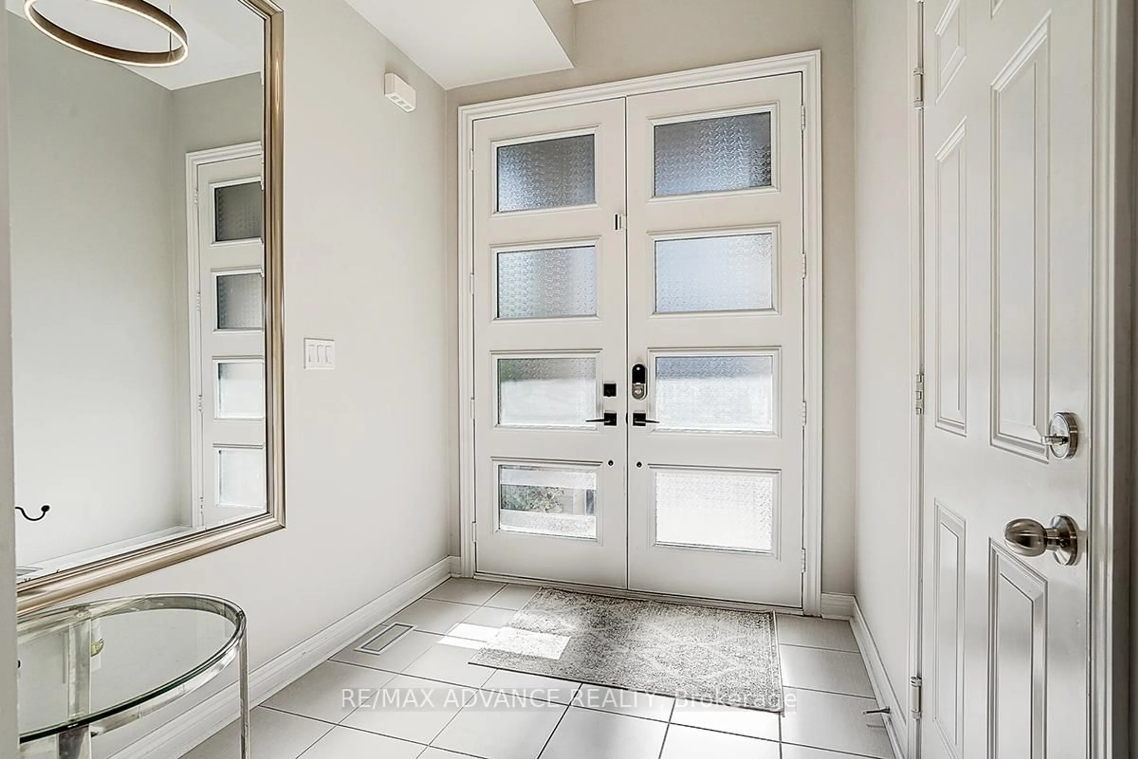 Indoor entryway for 30 Laskin Dr, Vaughan Ontario L6A 5A4