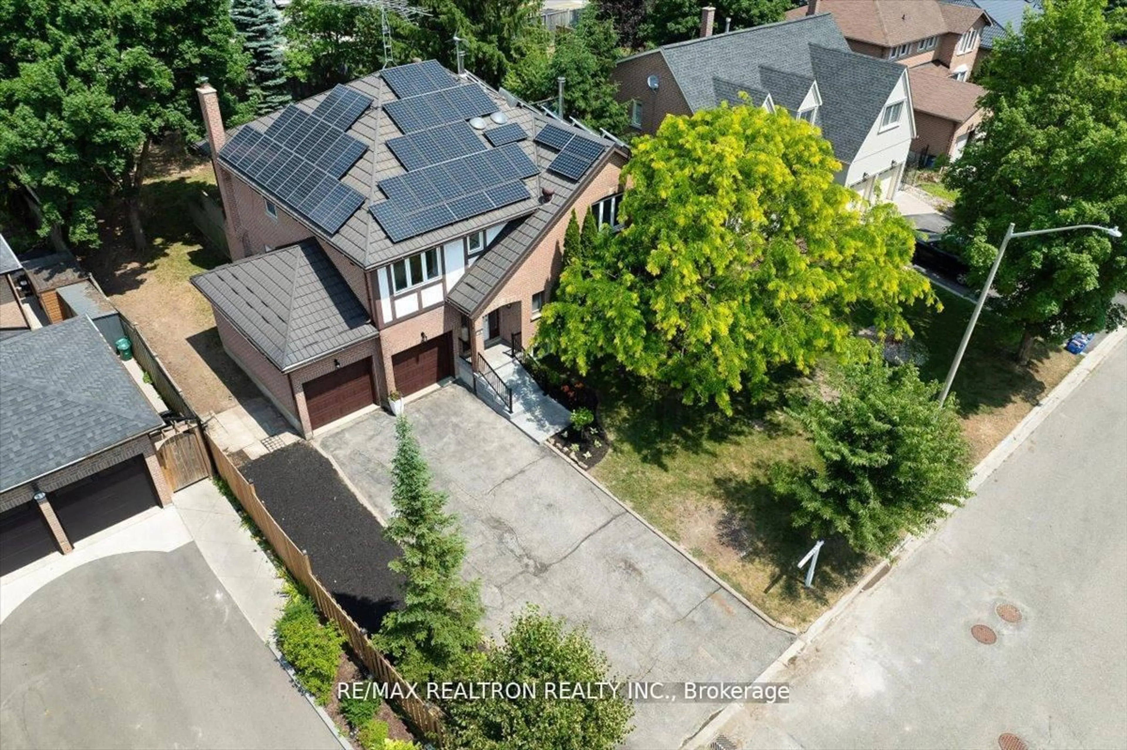 A pic from outside/outdoor area/front of a property/back of a property/a pic from drone, street for 29 Westbourne Crt, Richmond Hill Ontario L4E 2K8