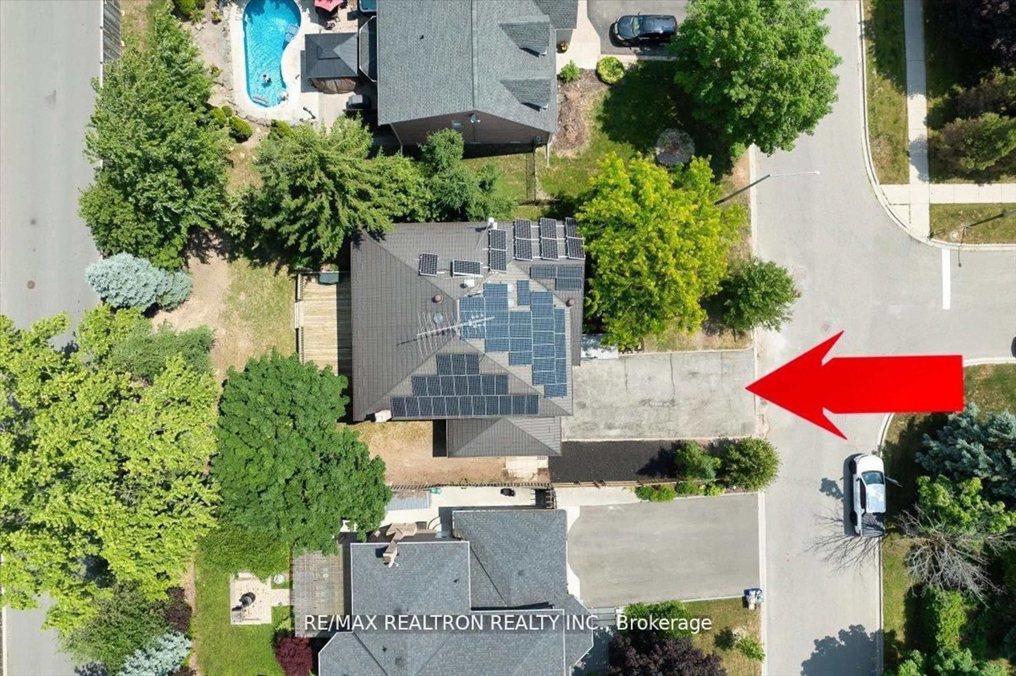 A pic from outside/outdoor area/front of a property/back of a property/a pic from drone, street for 29 Westbourne Crt, Richmond Hill Ontario L4E 2K8