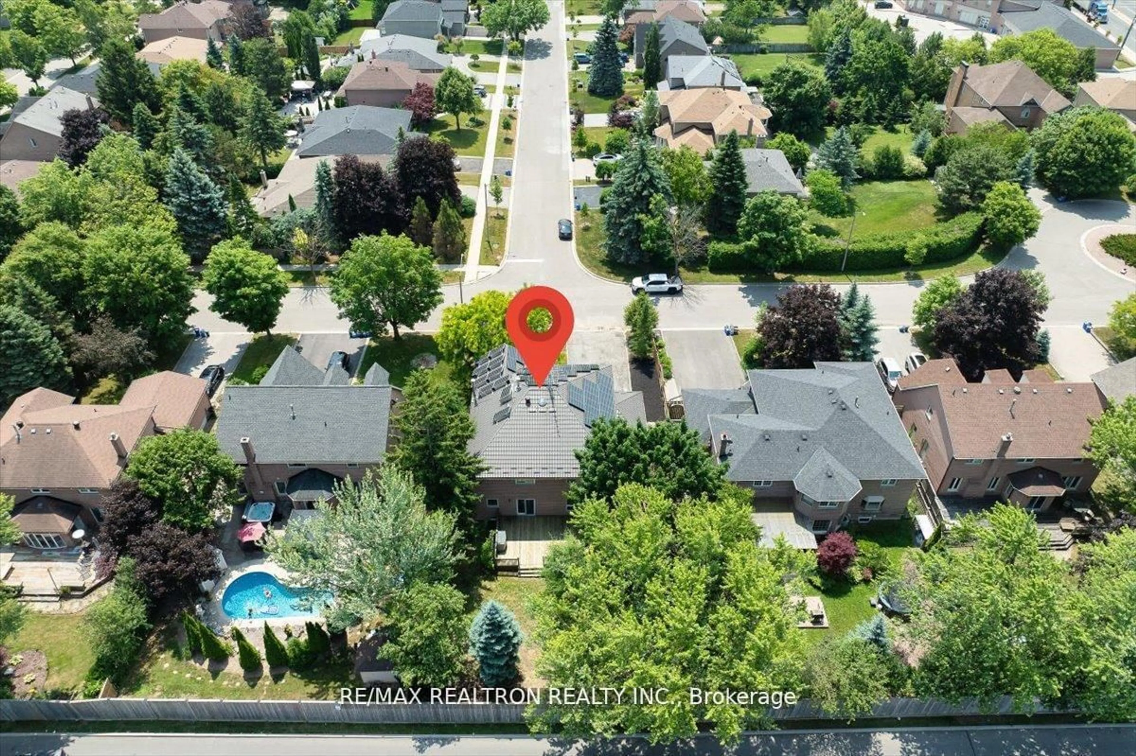 A pic from outside/outdoor area/front of a property/back of a property/a pic from drone, street for 29 Westbourne Crt, Richmond Hill Ontario L4E 2K8