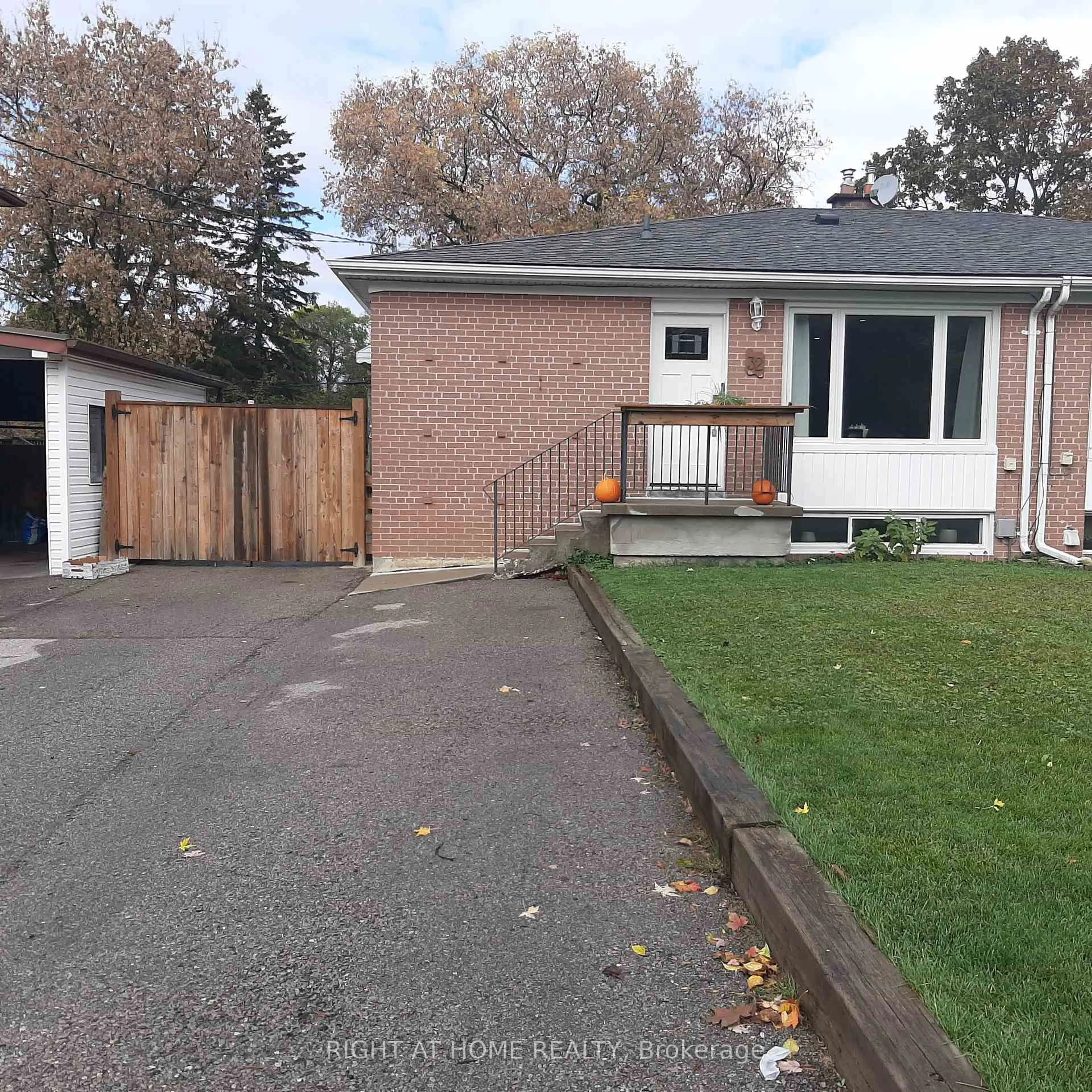 Unknown for 32 Davis Rd, Aurora Ontario L4G 2B6
