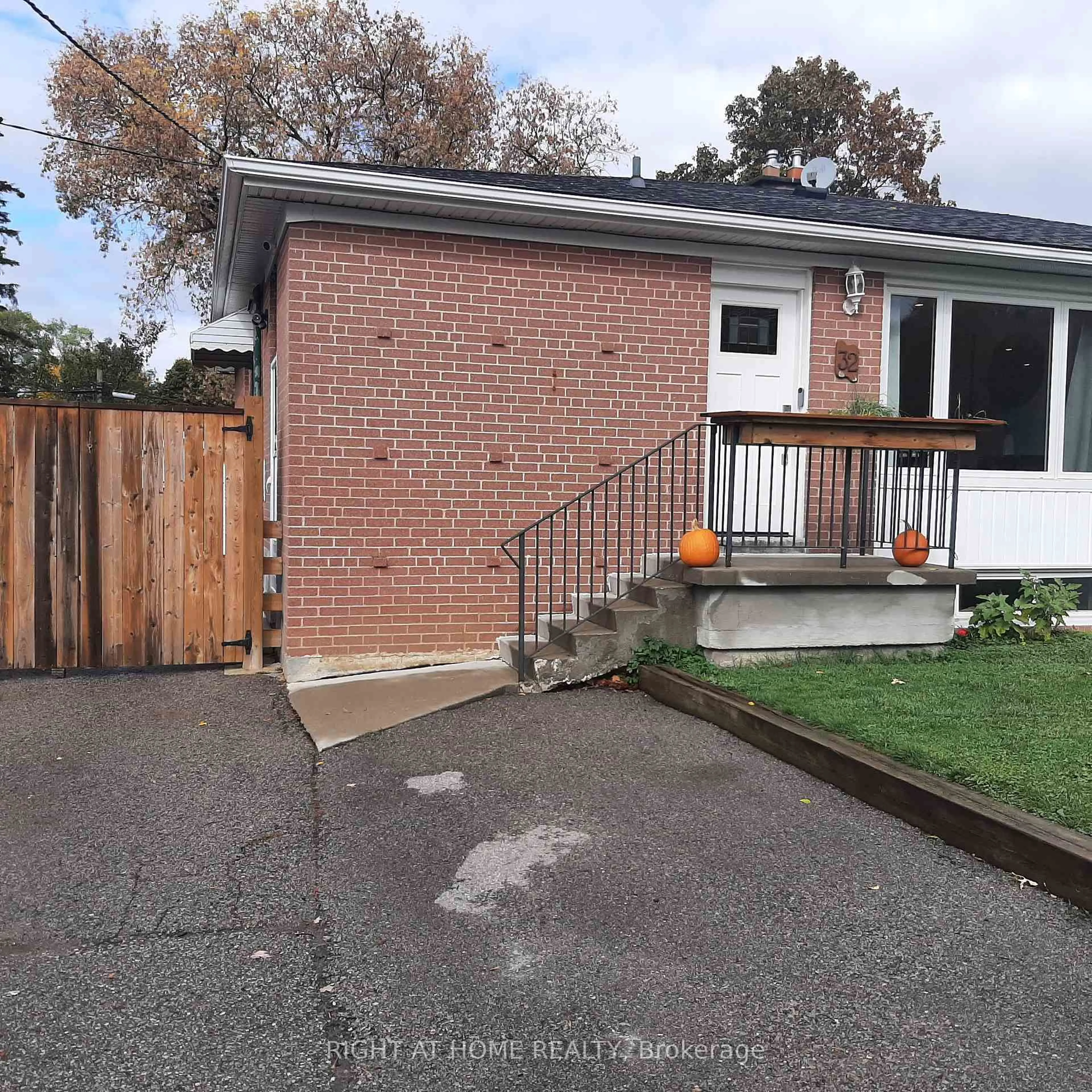 A pic from outside/outdoor area/front of a property/back of a property/a pic from drone, street for 32 Davis Rd, Aurora Ontario L4G 2B6