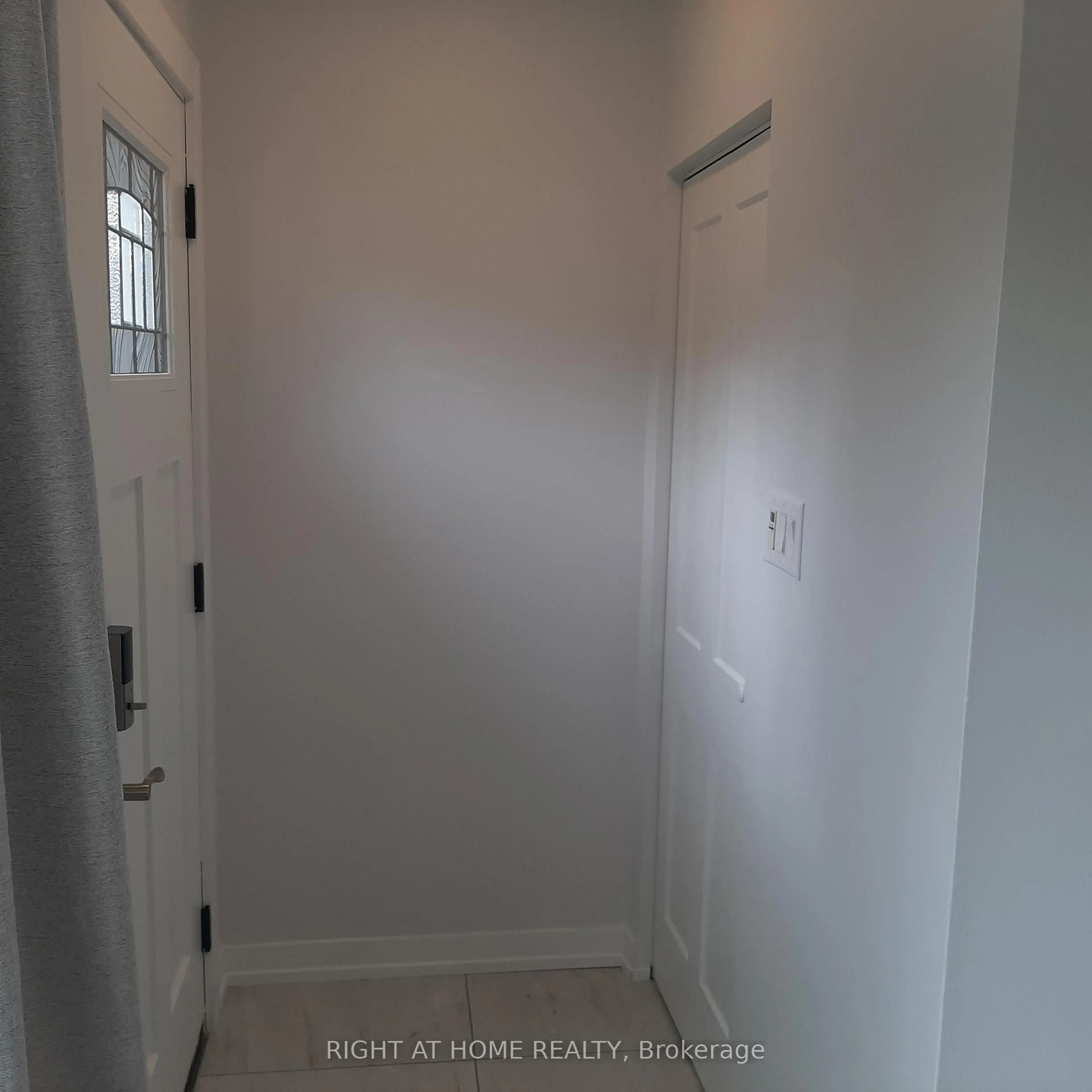 Indoor entryway for 32 Davis Rd, Aurora Ontario L4G 2B6