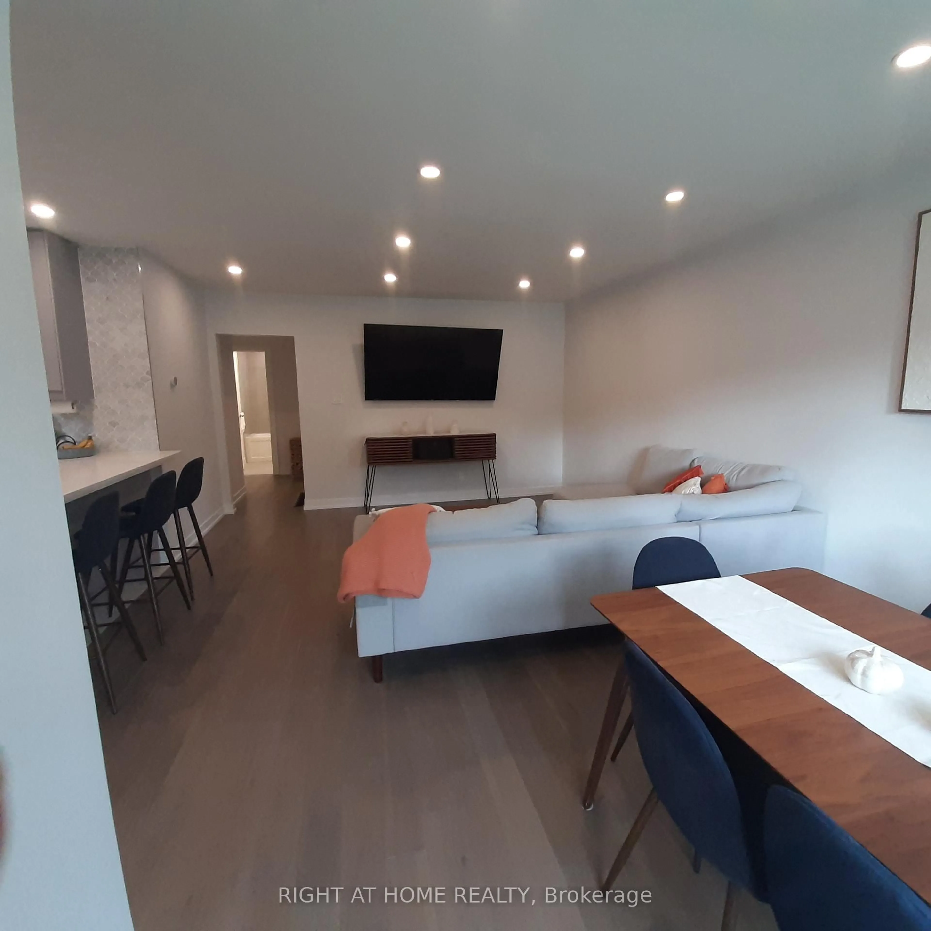 A pic of a room for 32 Davis Rd, Aurora Ontario L4G 2B6