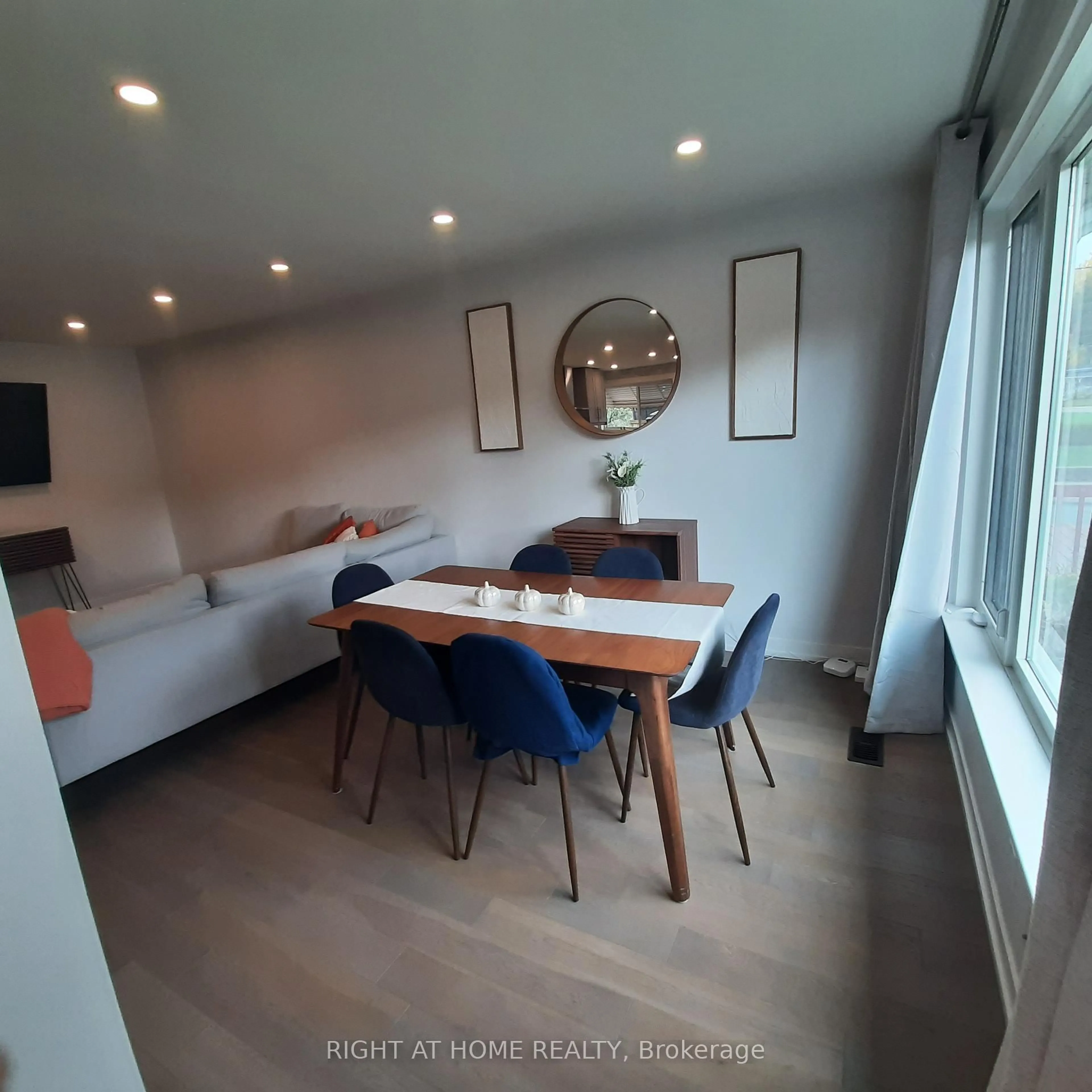A pic of a room for 32 Davis Rd, Aurora Ontario L4G 2B6