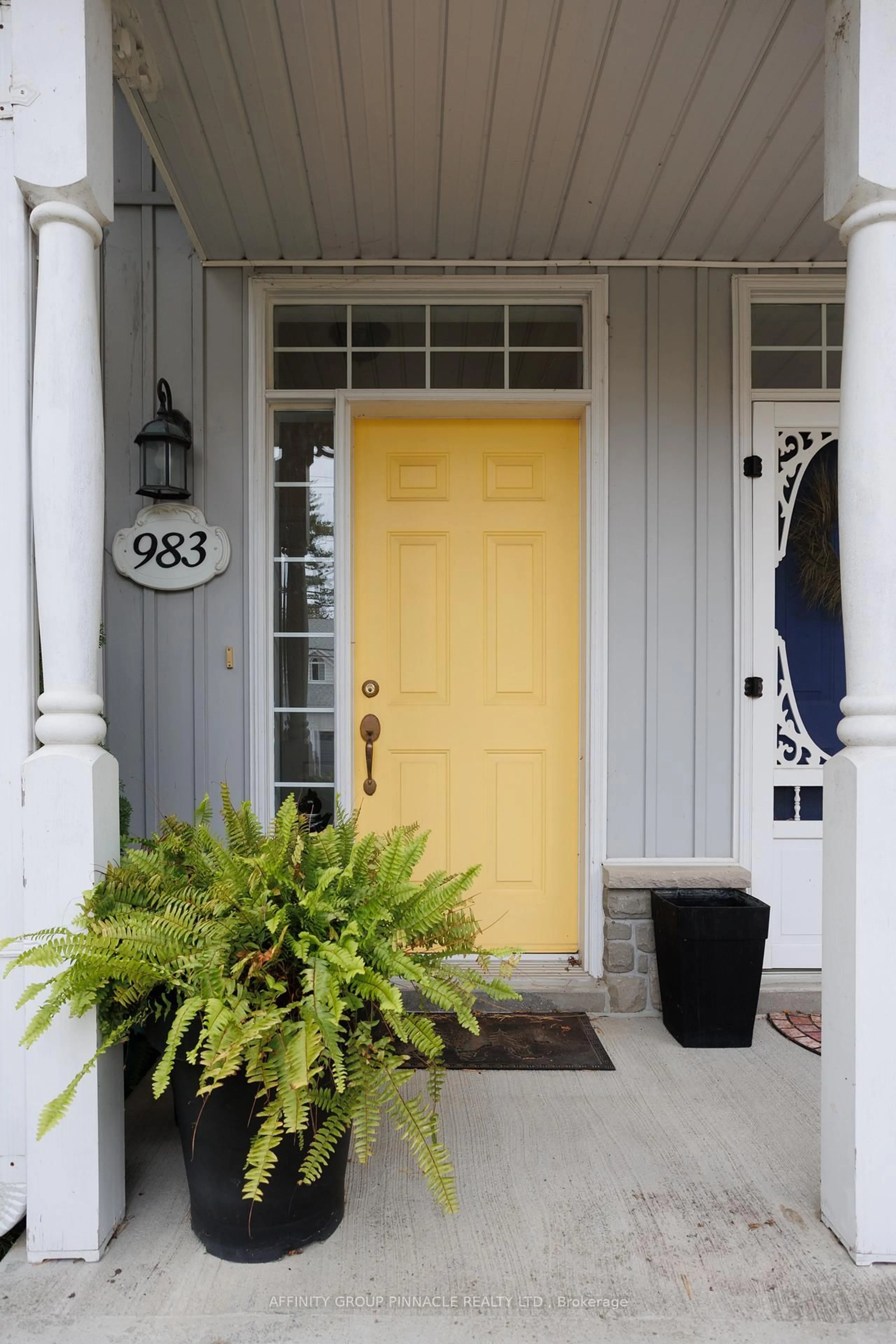 Indoor entryway for 983 Lake Dr, Georgina Ontario L0E 1L0