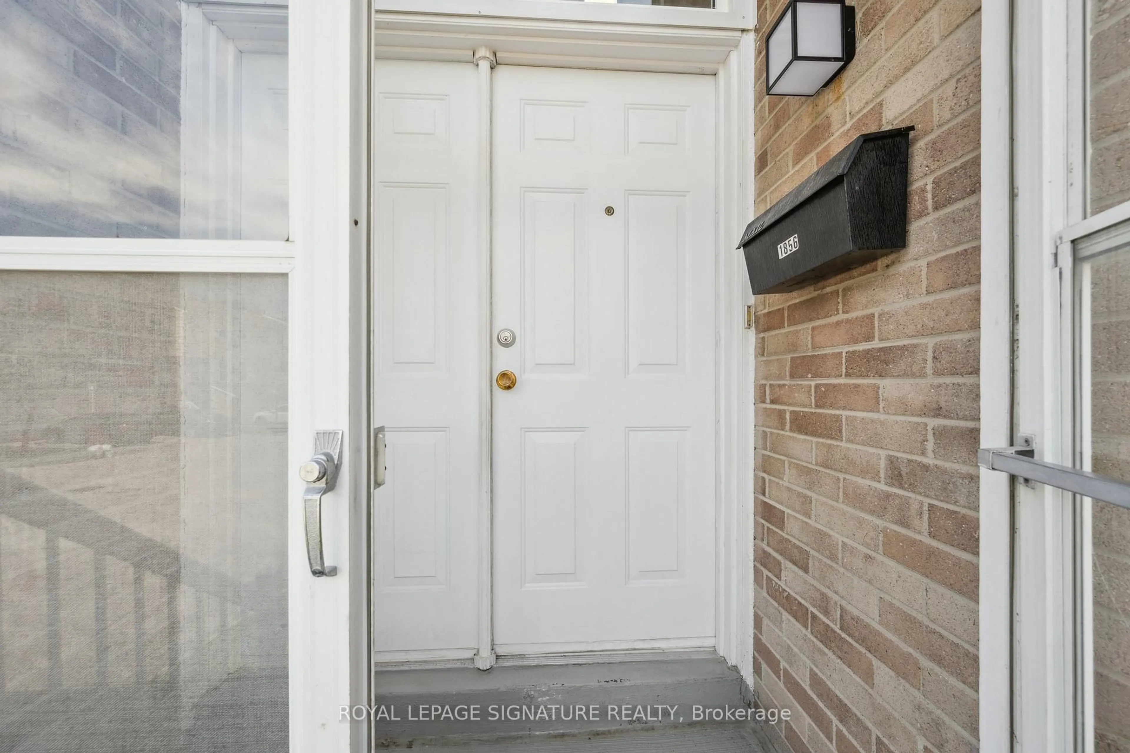 Indoor entryway for 1856 John St, Markham Ontario L3T 1Z1