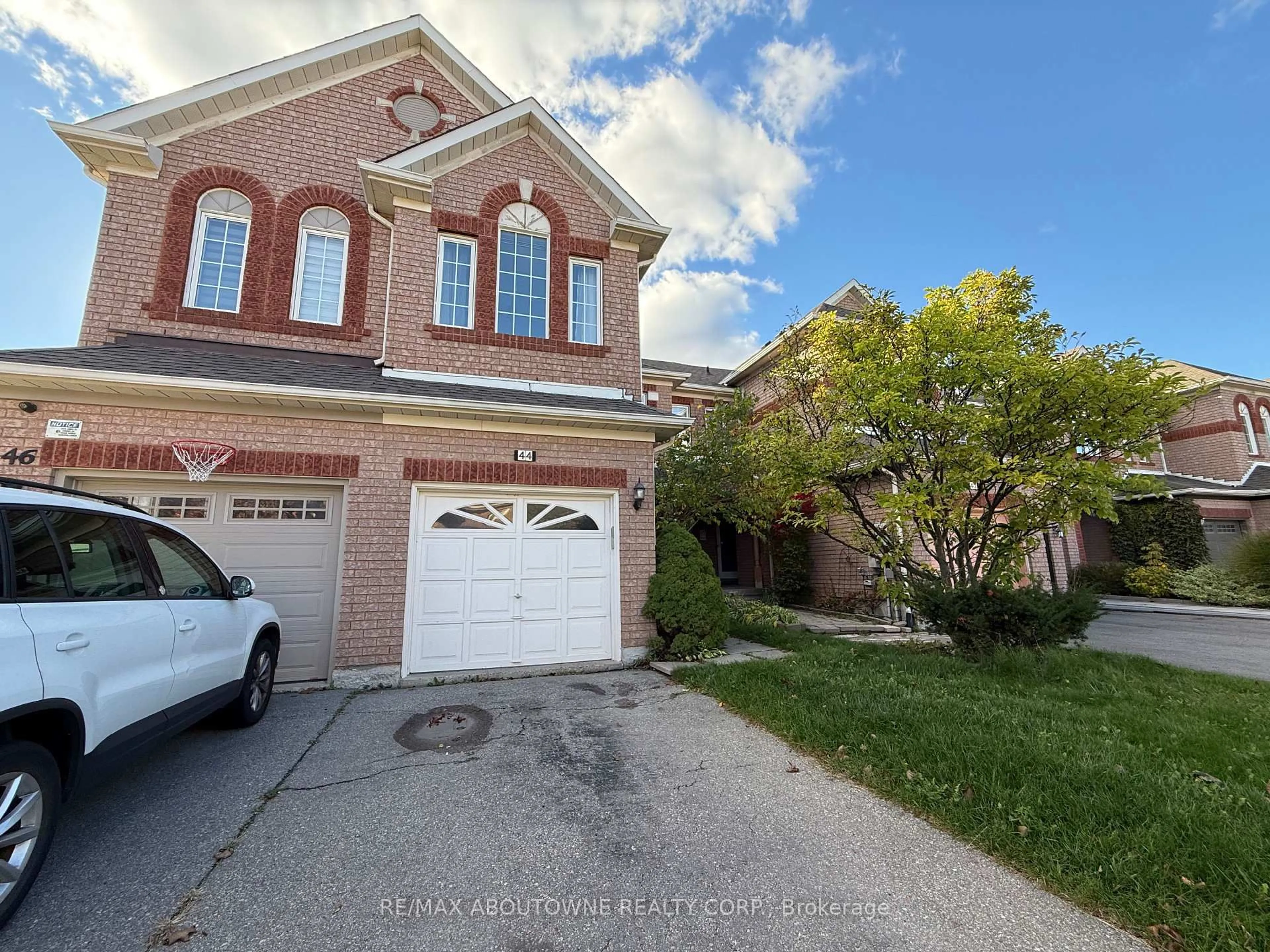 A pic from outside/outdoor area/front of a property/back of a property/a pic from drone, street for 44 Craddock St, Vaughan Ontario L6A 2R4