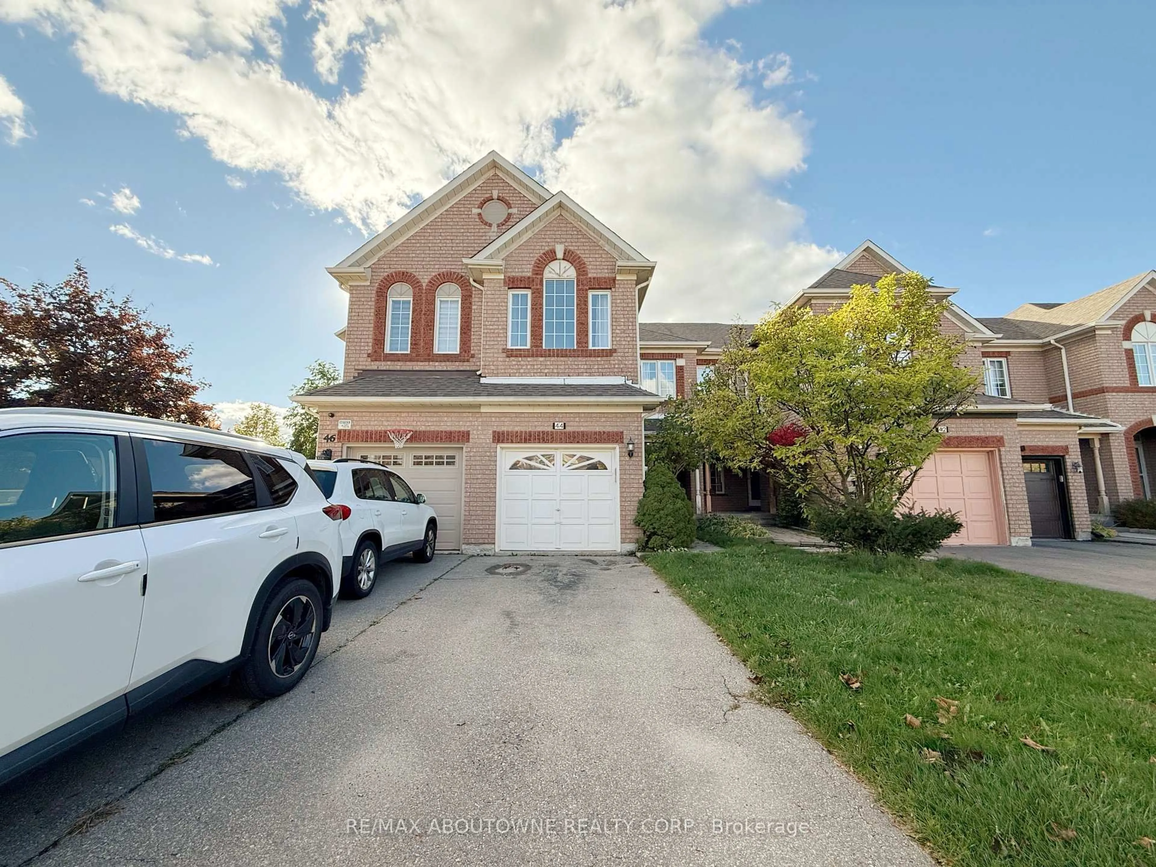 A pic from outside/outdoor area/front of a property/back of a property/a pic from drone, street for 44 Craddock St, Vaughan Ontario L6A 2R4