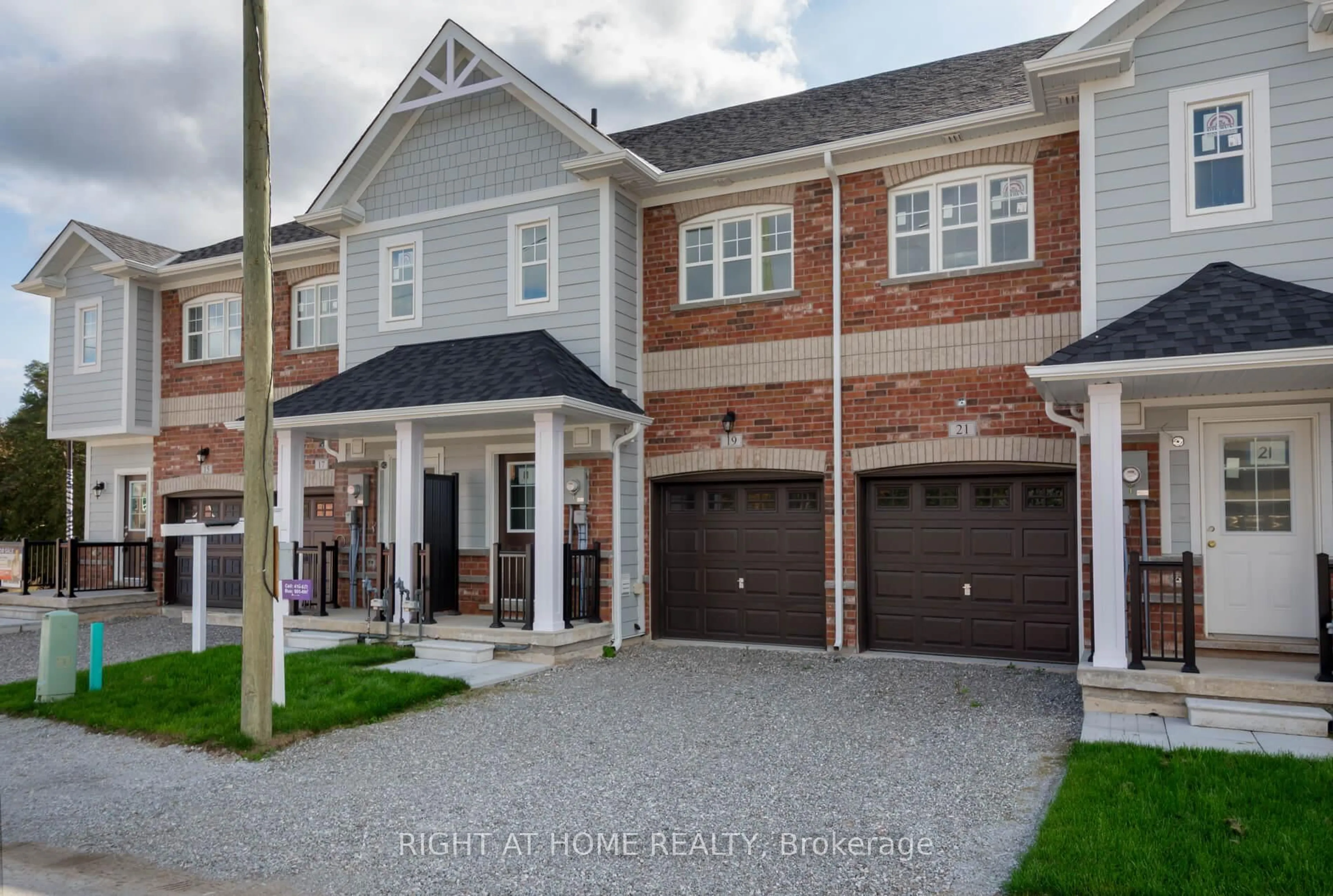 Home with brick exterior material, street for 19 Ravenscraig Pl, Innisfil Ontario L0L 1L0