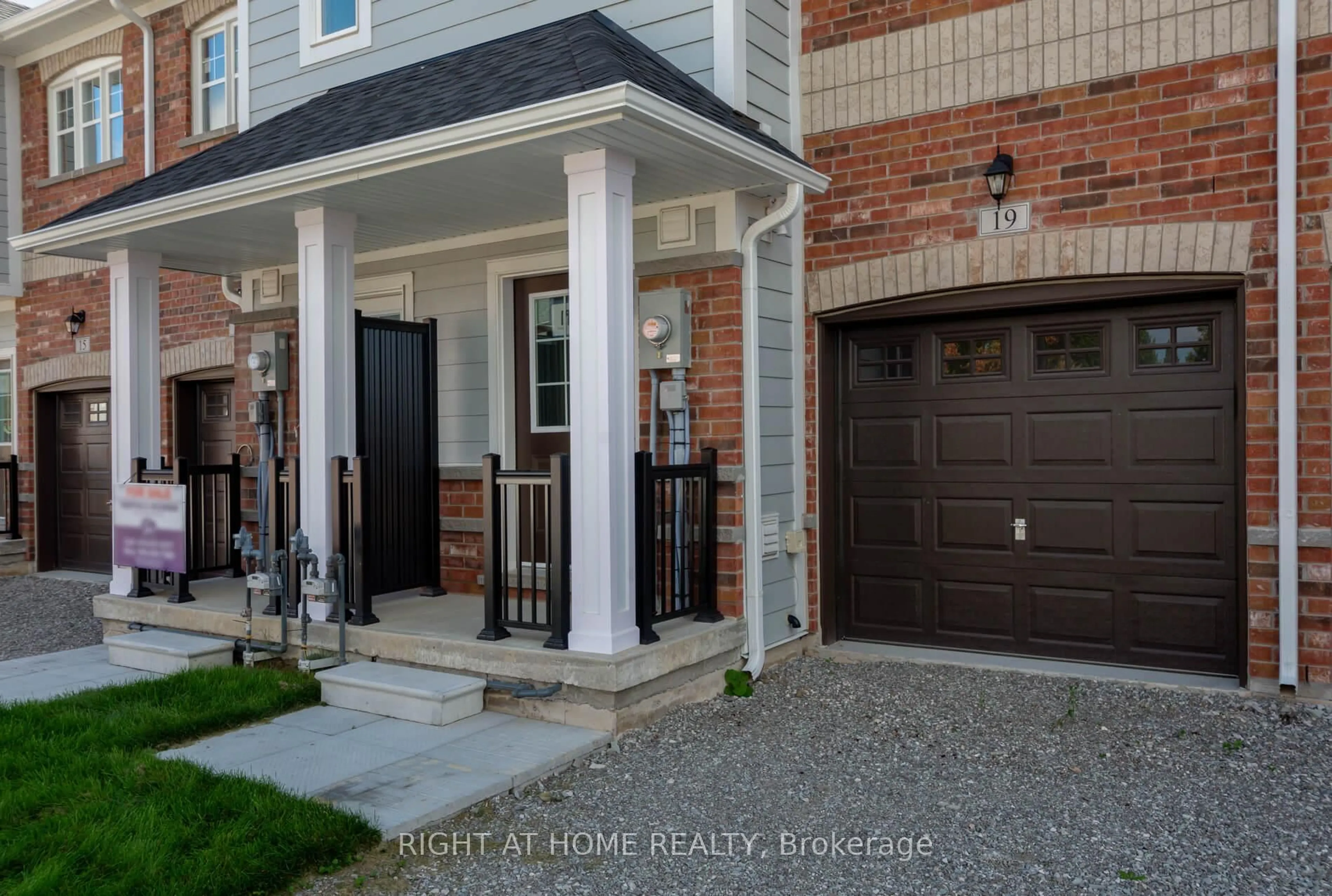 Home with brick exterior material, street for 19 Ravenscraig Pl, Innisfil Ontario L0L 1L0
