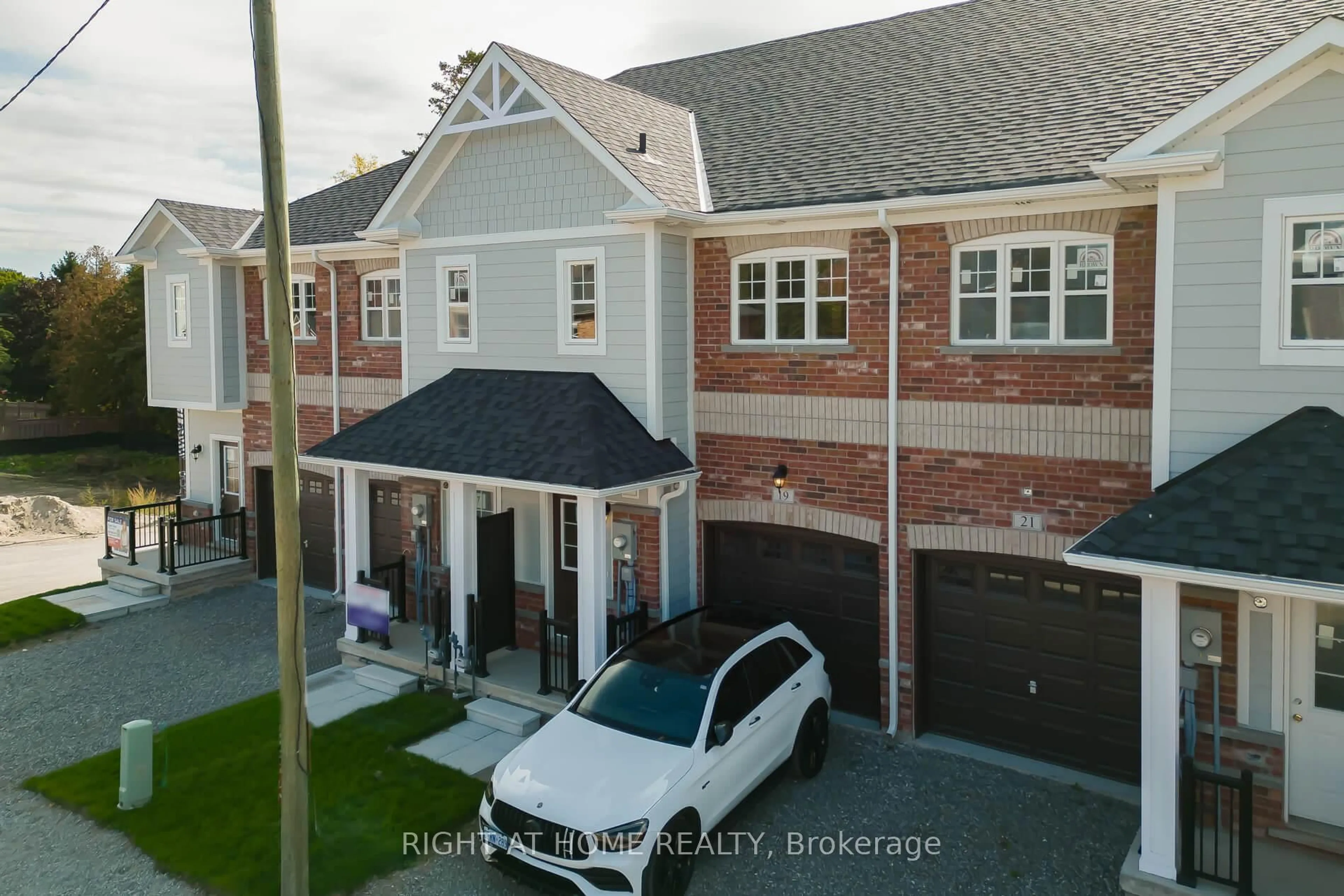A pic from outside/outdoor area/front of a property/back of a property/a pic from drone, street for 19 Ravenscraig Pl, Innisfil Ontario L0L 1L0