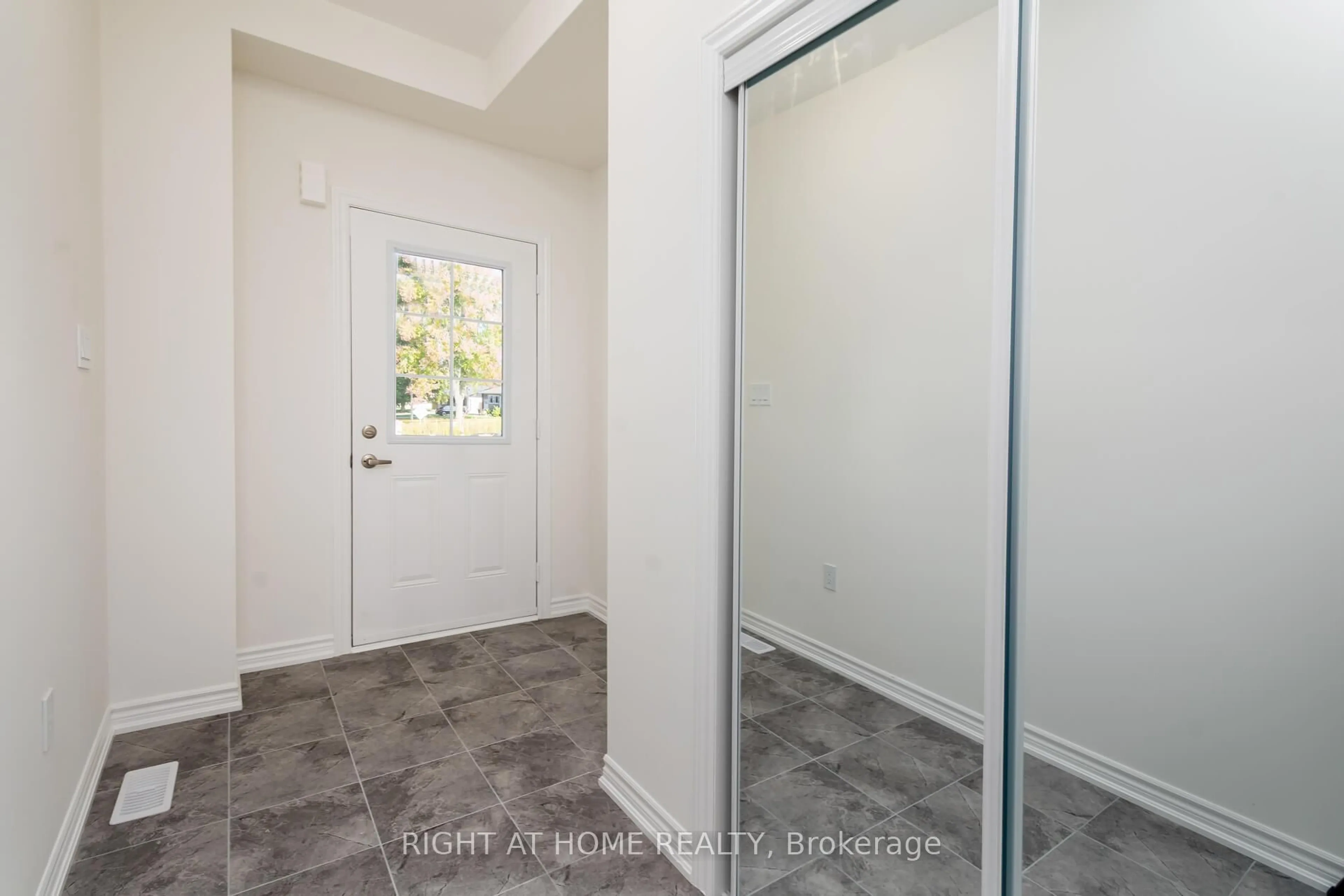 Indoor entryway for 19 Ravenscraig Pl, Innisfil Ontario L0L 1L0