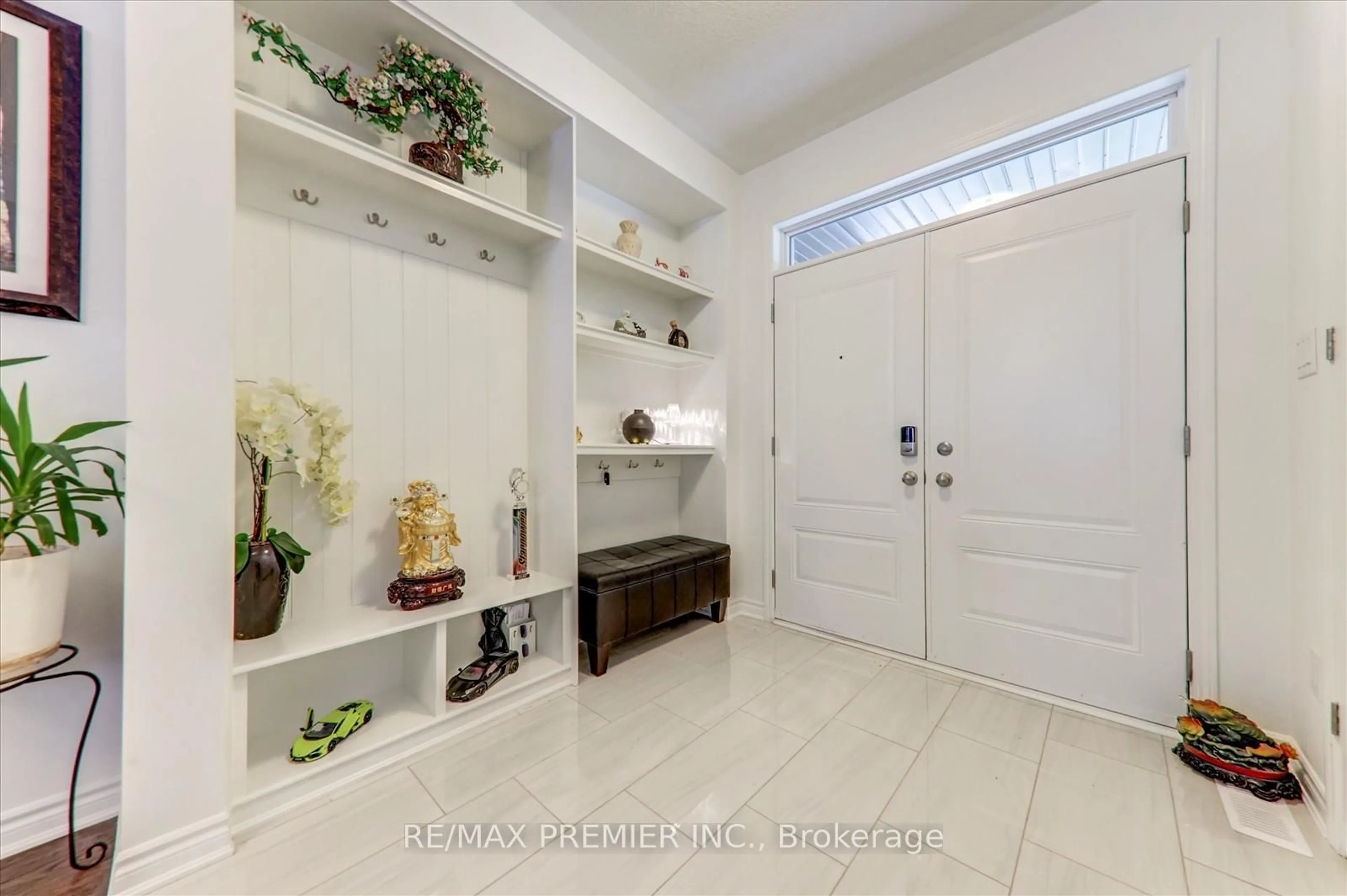 Indoor entryway for 609 Mika St, Innisfil Ontario L9S 0S2