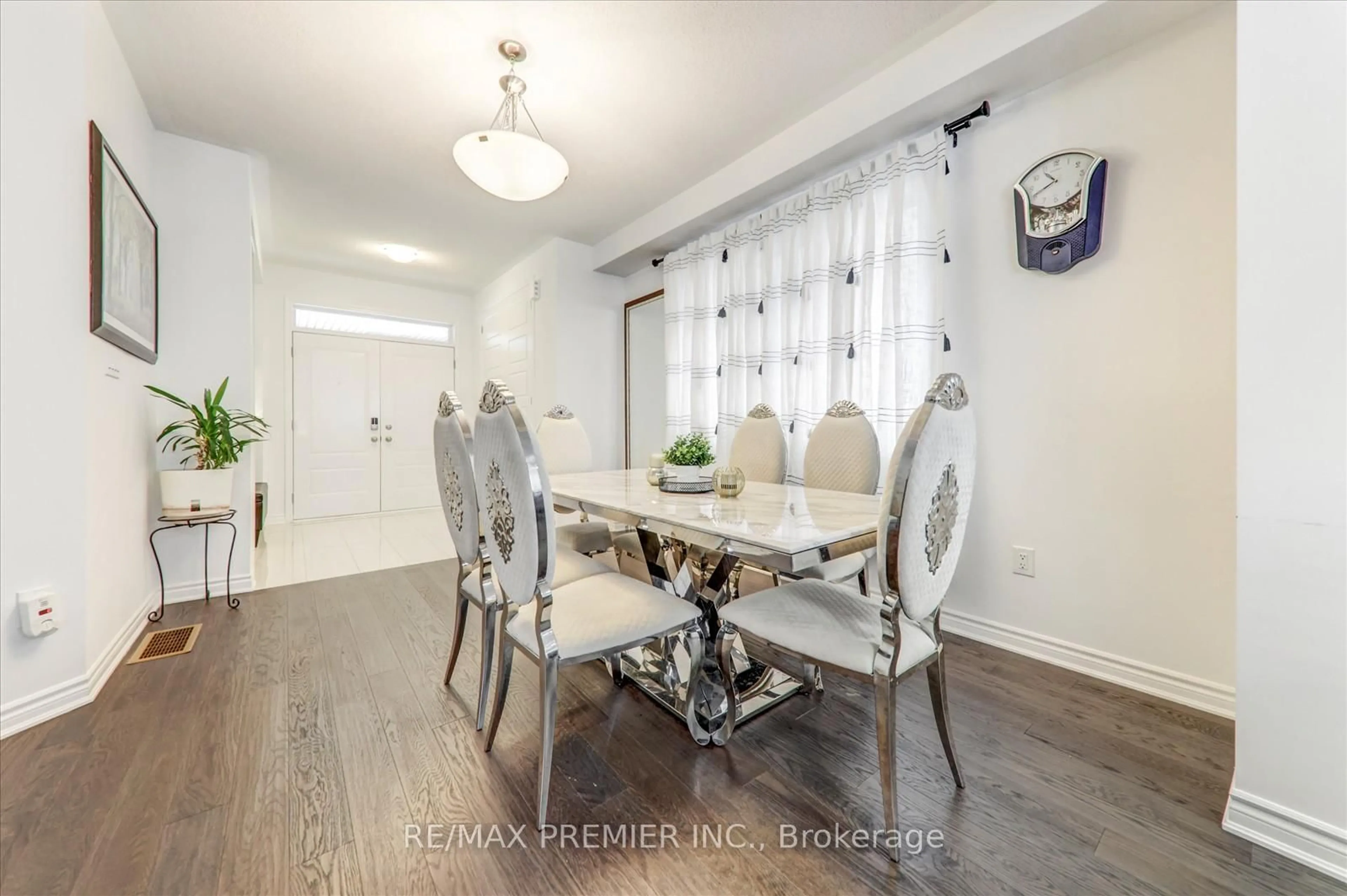 Dining room, wood/laminate floor for 609 Mika St, Innisfil Ontario L9S 0S2