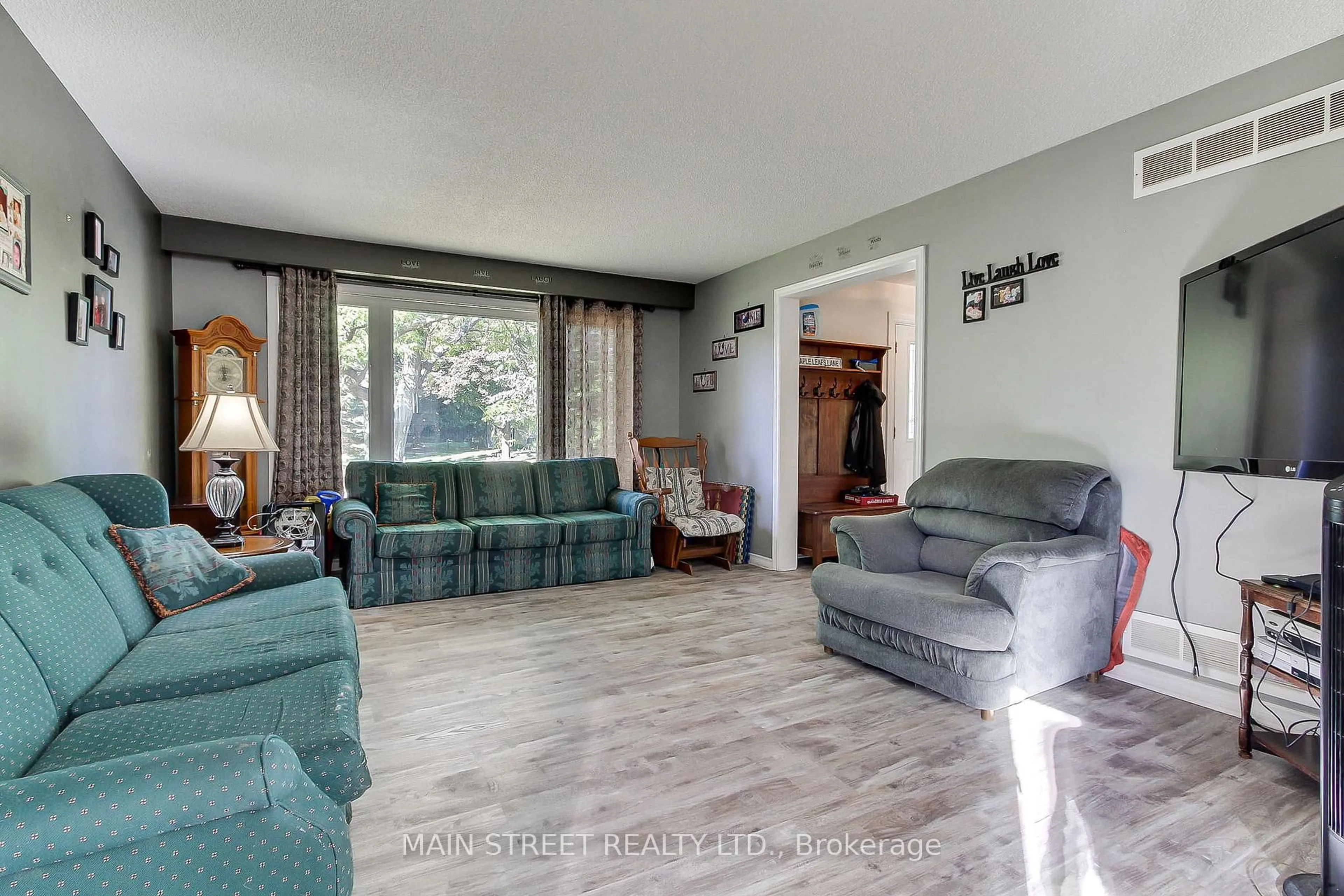 Living room with furniture, unknown for 16 Ramsay St, East Gwillimbury Ontario L0G 1H0