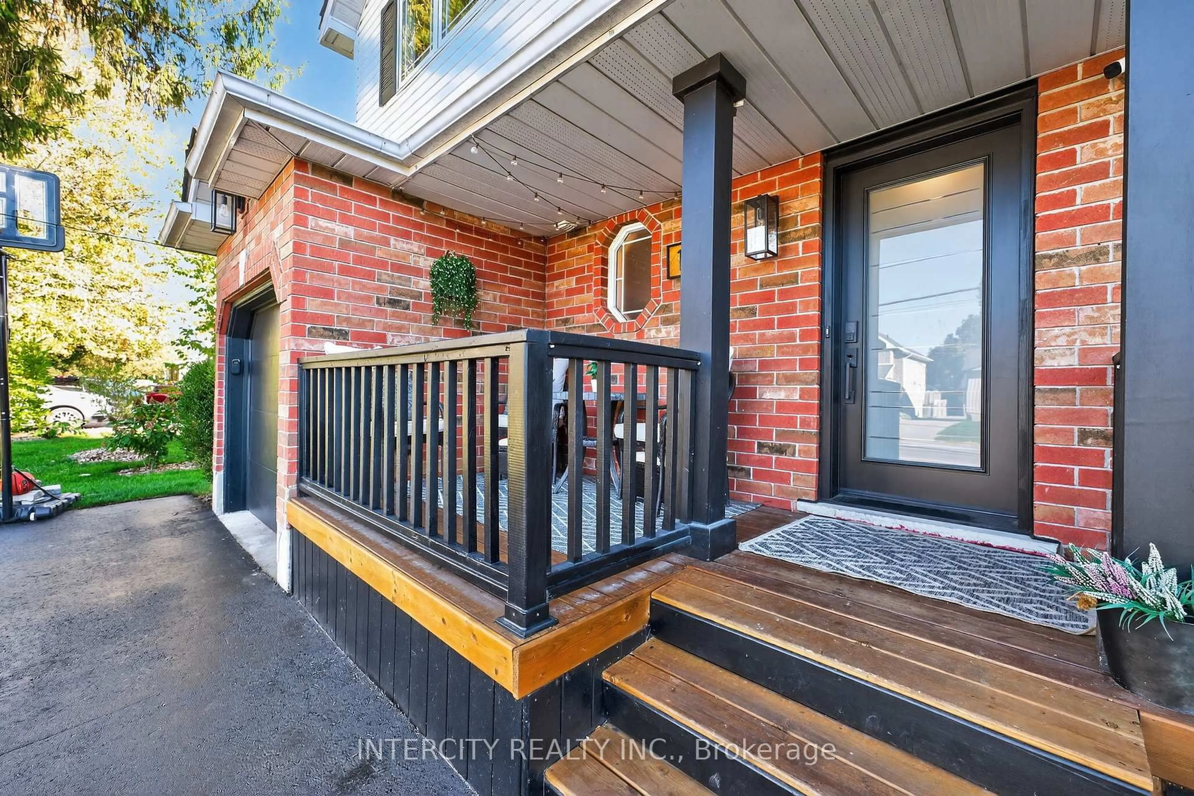 Indoor entryway for 107 Albert St, New Tecumseth Ontario L9R 1G3