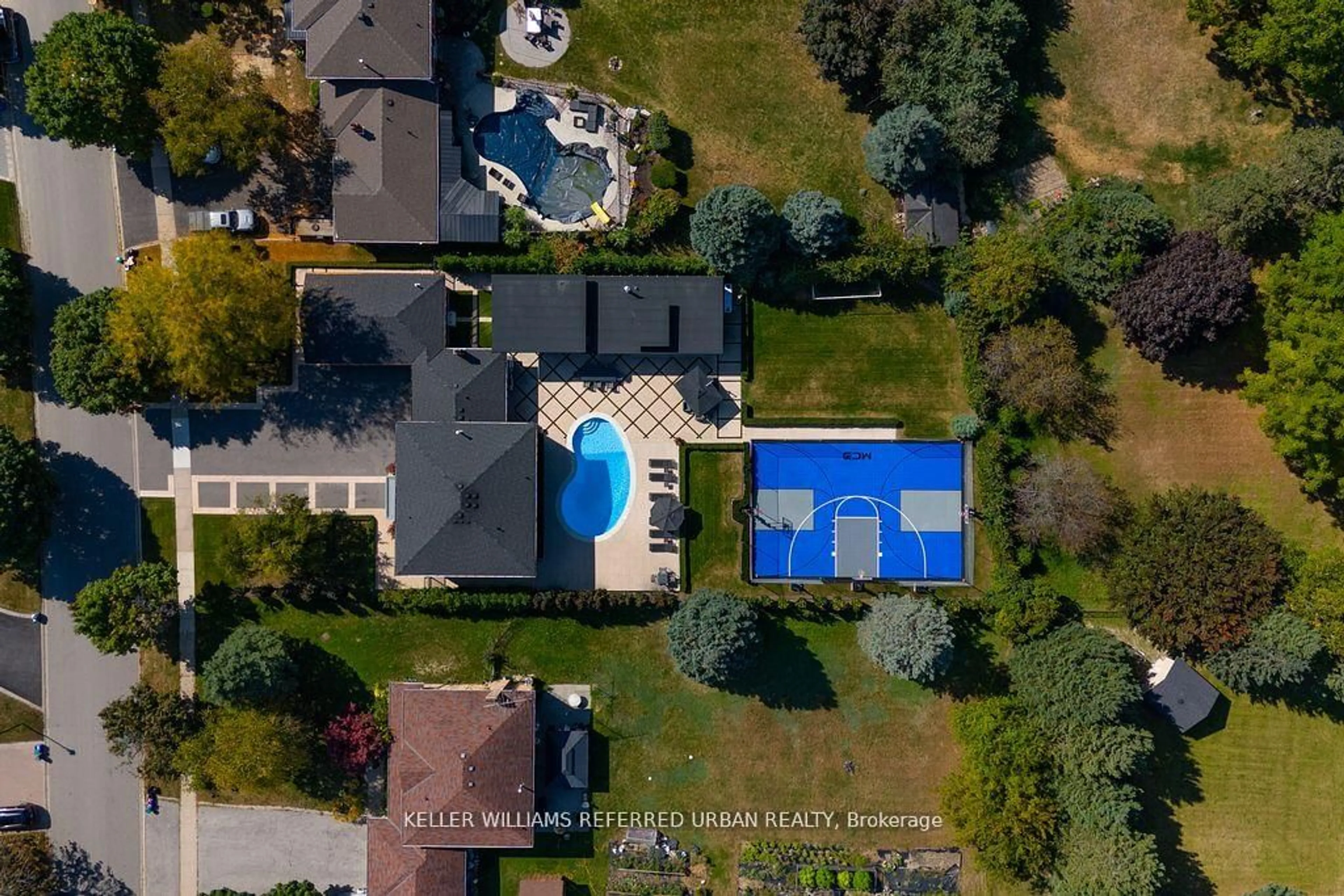 A pic from outside/outdoor area/front of a property/back of a property/a pic from drone, water/lake/river/ocean view for 68 Findlay Ave, King Ontario L7B 1E2