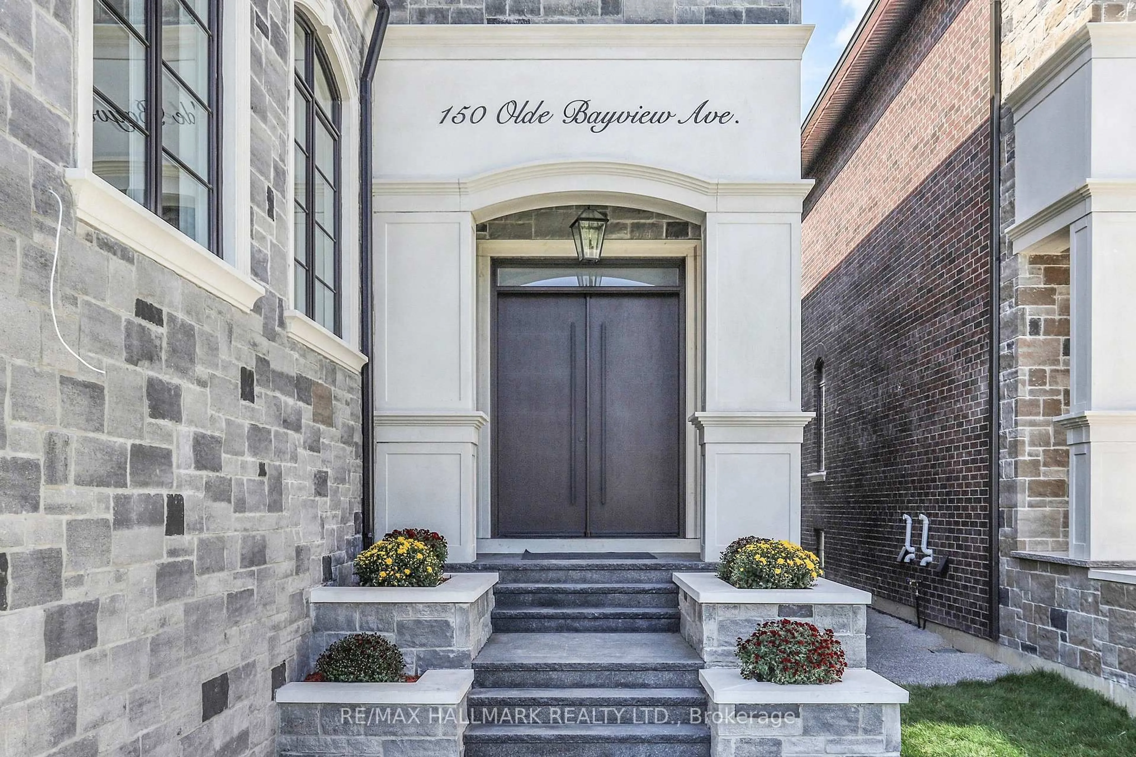 Indoor foyer for 150 Olde Bayview Ave, Richmond Hill Ontario L4E 3C6