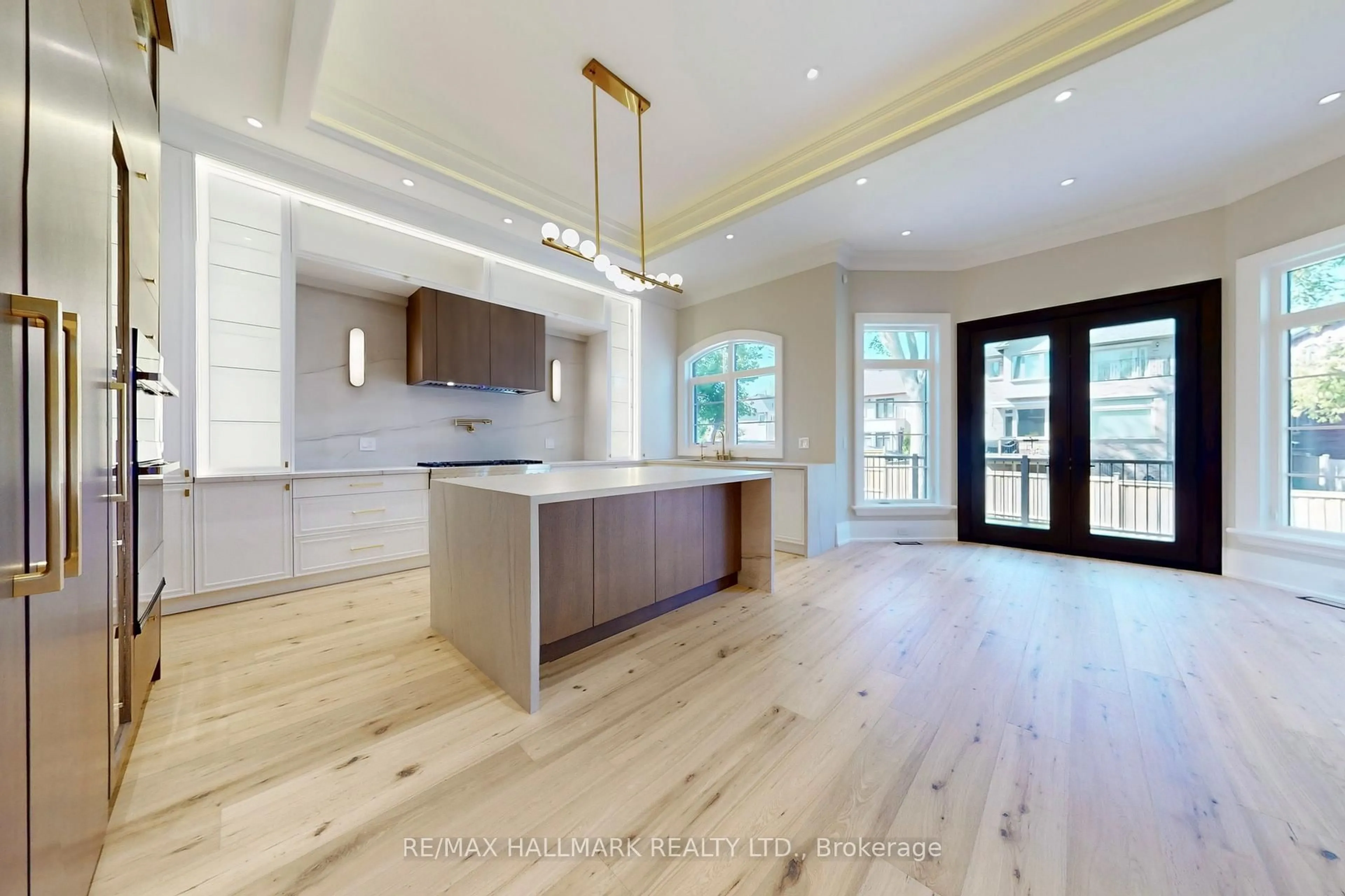 Open concept kitchen, wood/laminate floor for 150 Olde Bayview Ave, Richmond Hill Ontario L4E 3C6