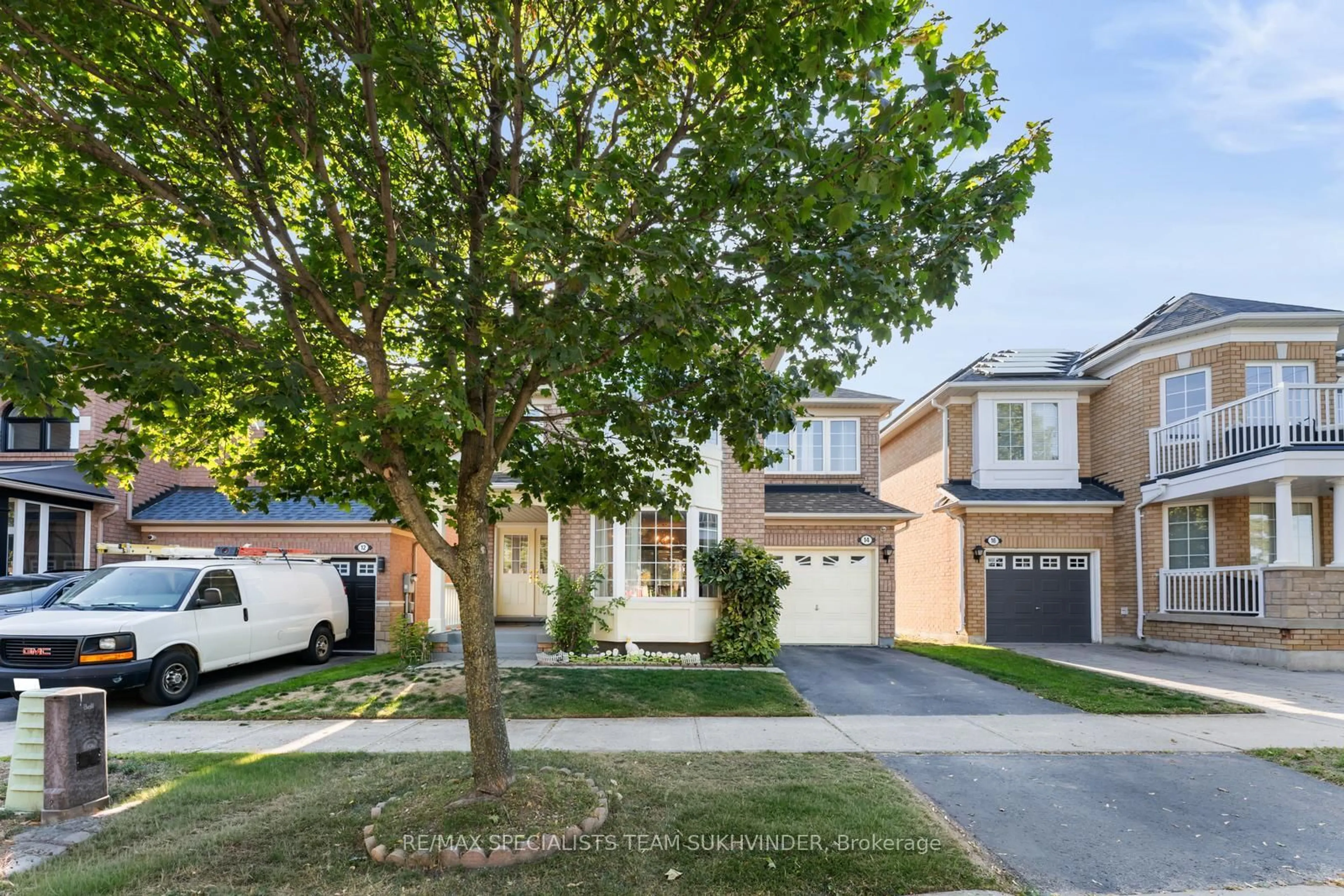 A pic from outside/outdoor area/front of a property/back of a property/a pic from drone, street for 14 Tower Bridge Cres, Markham Ontario L6C 2M8