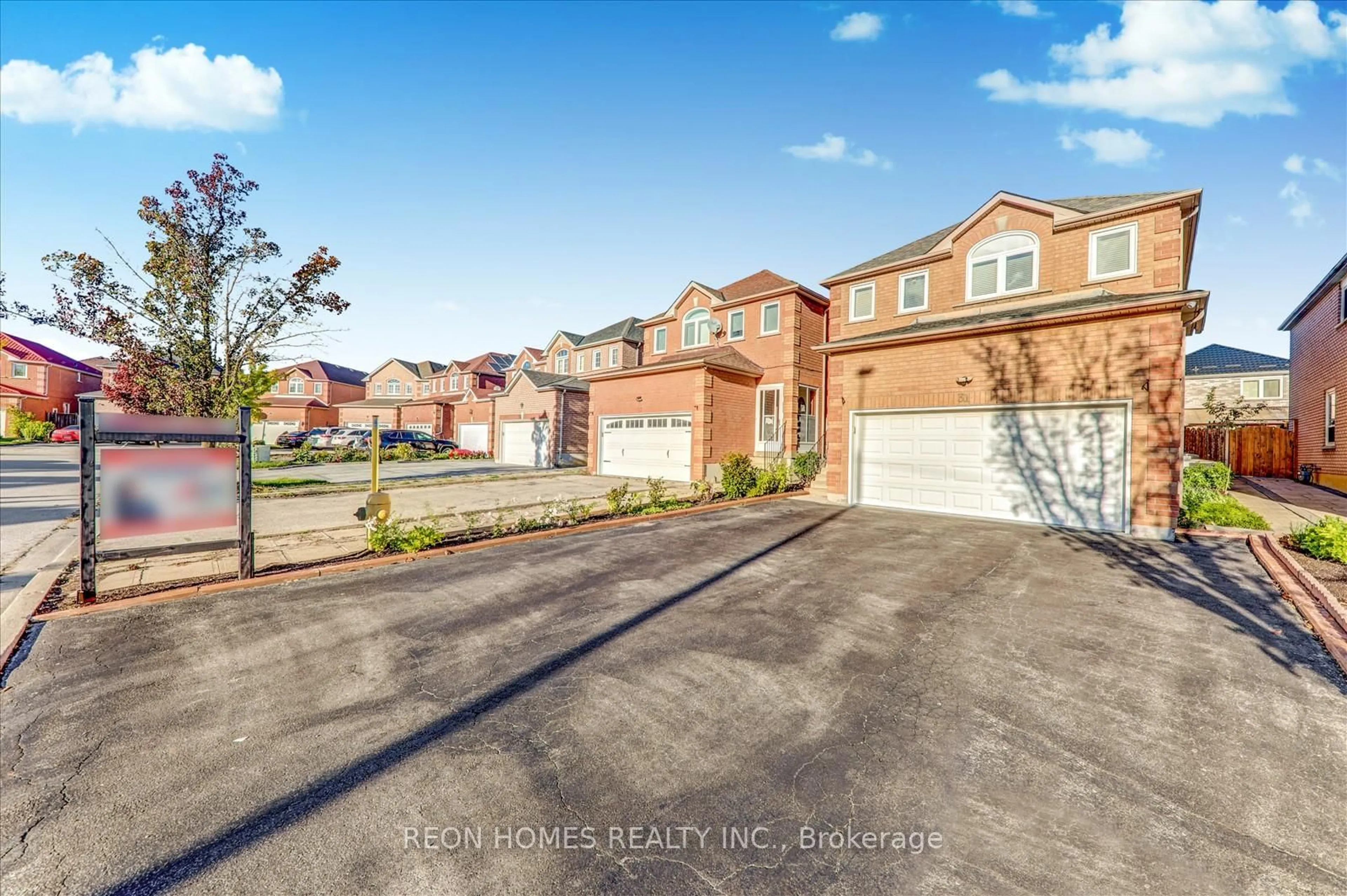 A pic from outside/outdoor area/front of a property/back of a property/a pic from drone, street for 31 Sophia Rd, Markham Ontario L3S 3Y5