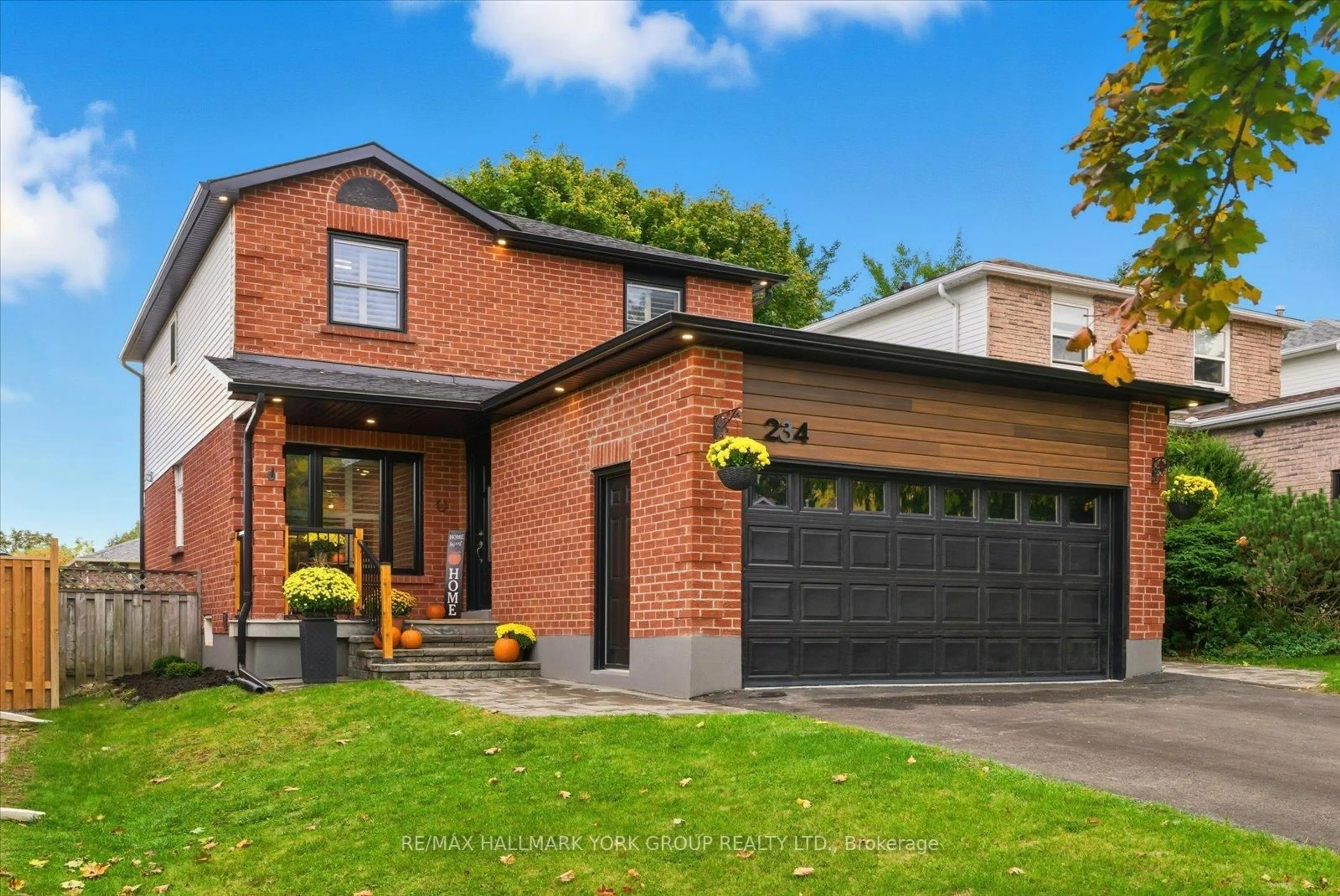 Home with brick exterior material, street for 234 Billings Cres, Newmarket Ontario L3Y 7Y7
