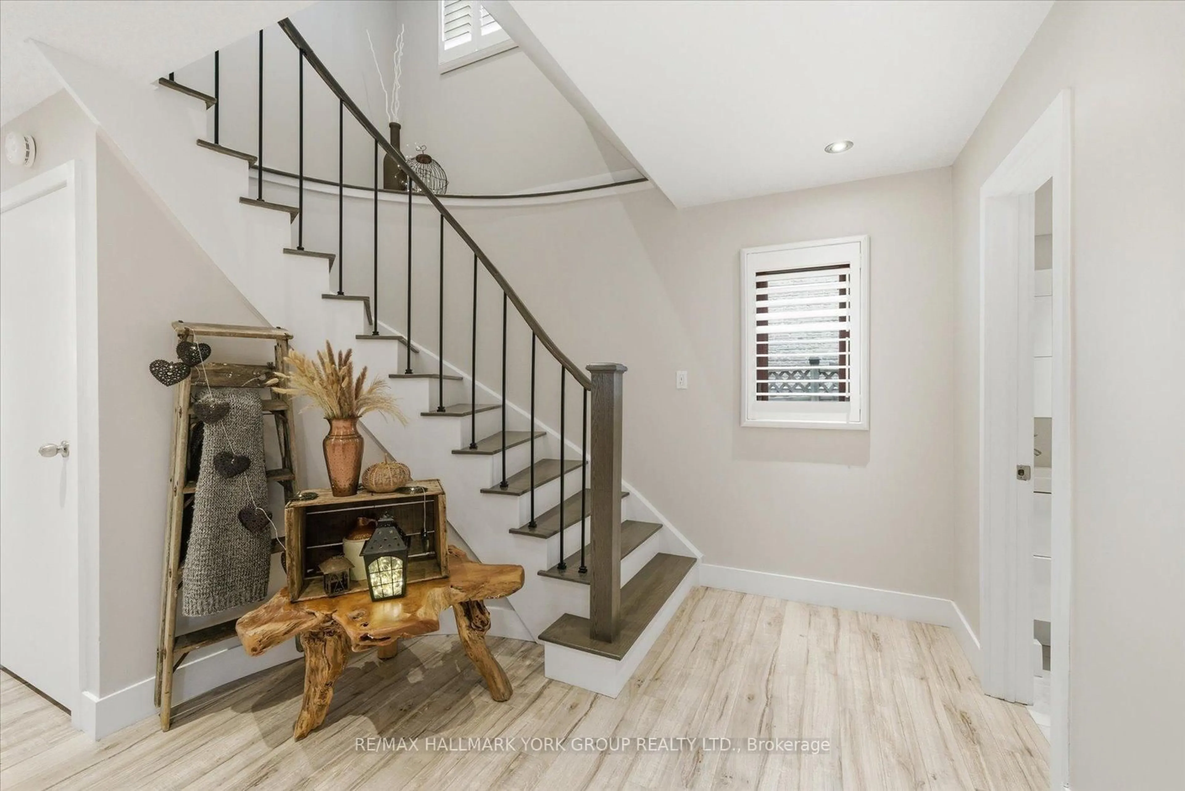 Indoor entryway for 234 Billings Cres, Newmarket Ontario L3Y 7Y7