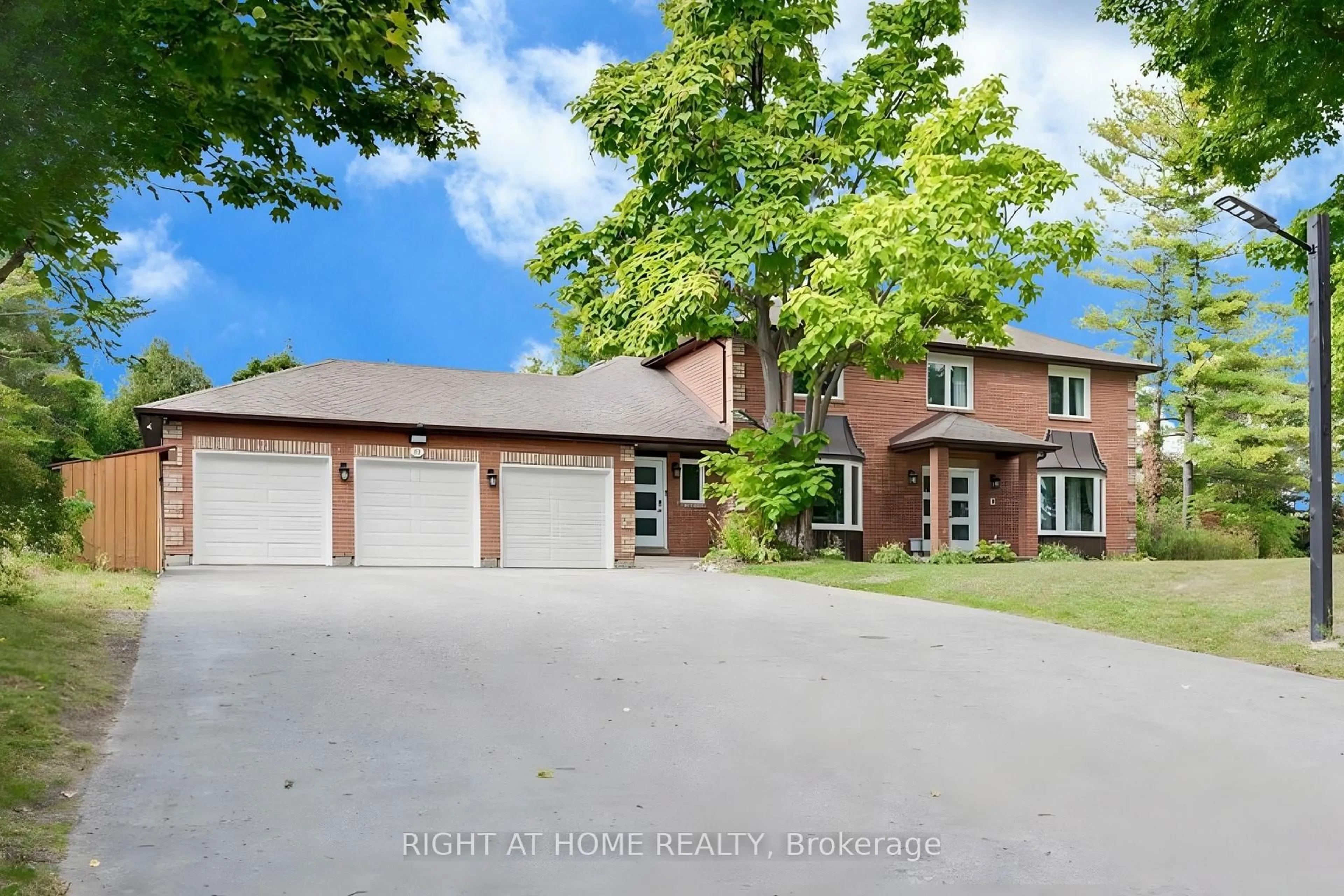 A pic from outside/outdoor area/front of a property/back of a property/a pic from drone, street for 32 Grandview Cres, Bradford West Gwillimbury Ontario L3Z 3L1
