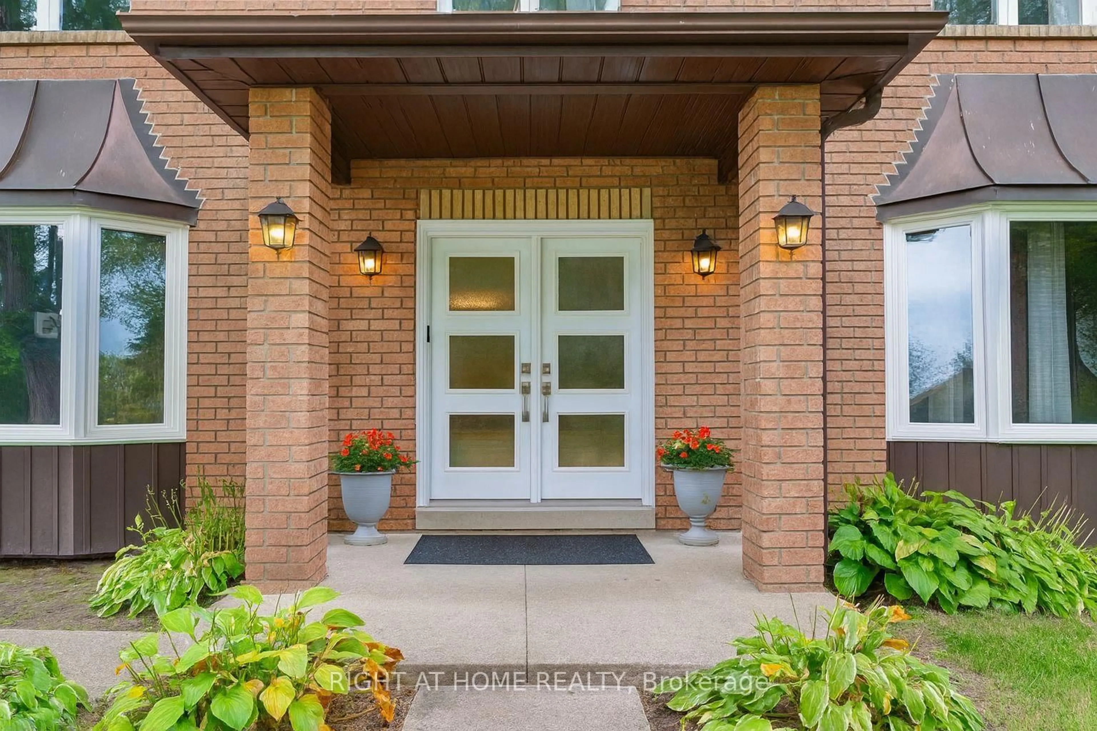 Indoor entryway for 32 Grandview Cres, Bradford West Gwillimbury Ontario L3Z 3L1