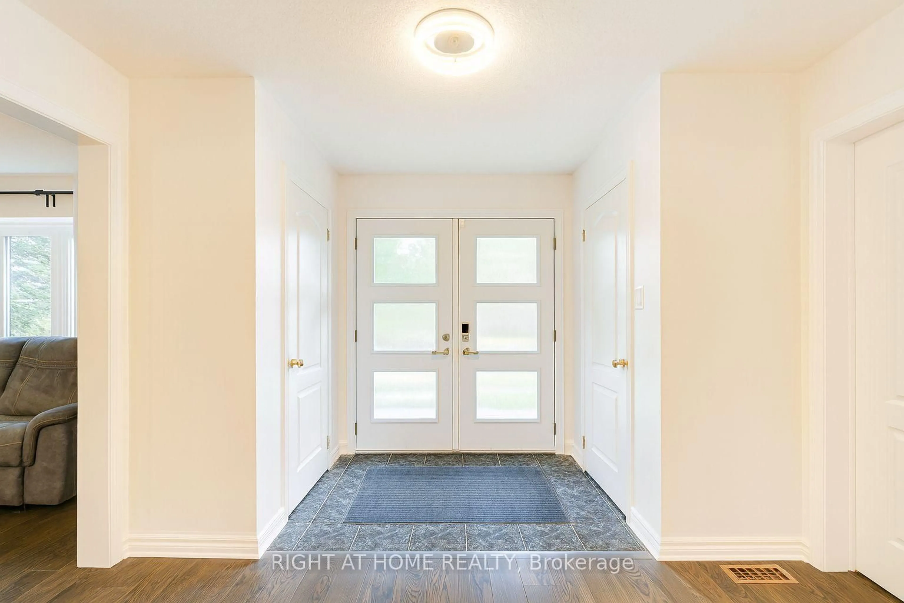 Indoor entryway for 32 Grandview Cres, Bradford West Gwillimbury Ontario L3Z 3L1
